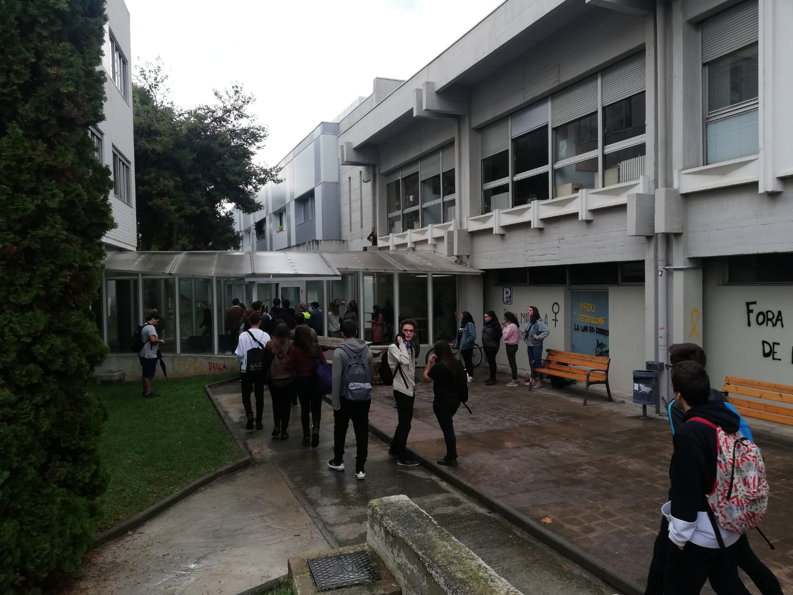 Piquets d'estudiants tanquen els accessos a la Facultat de Filosofia i Lletres de la UAB