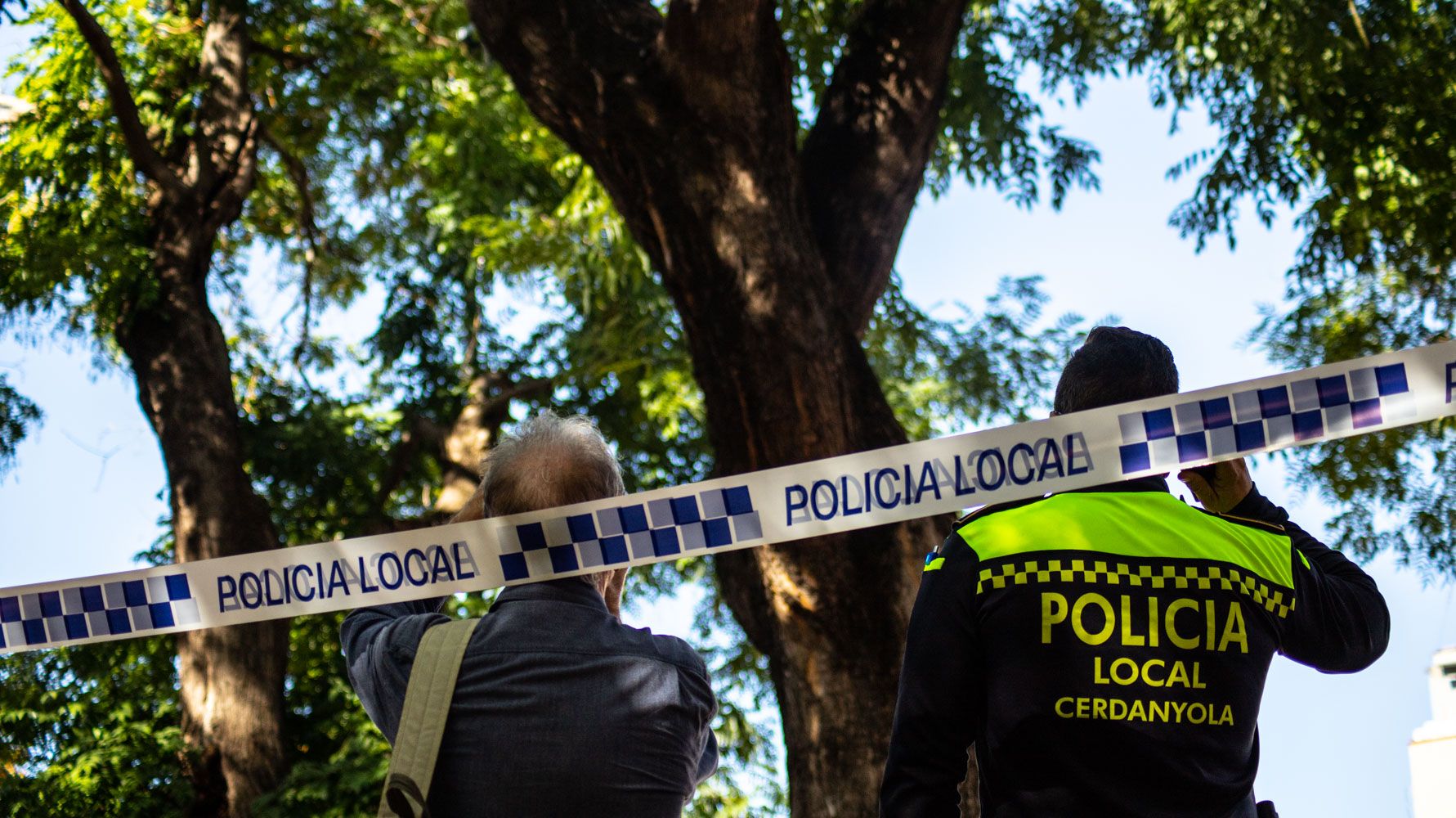 La policia local acordonant la zona afectada