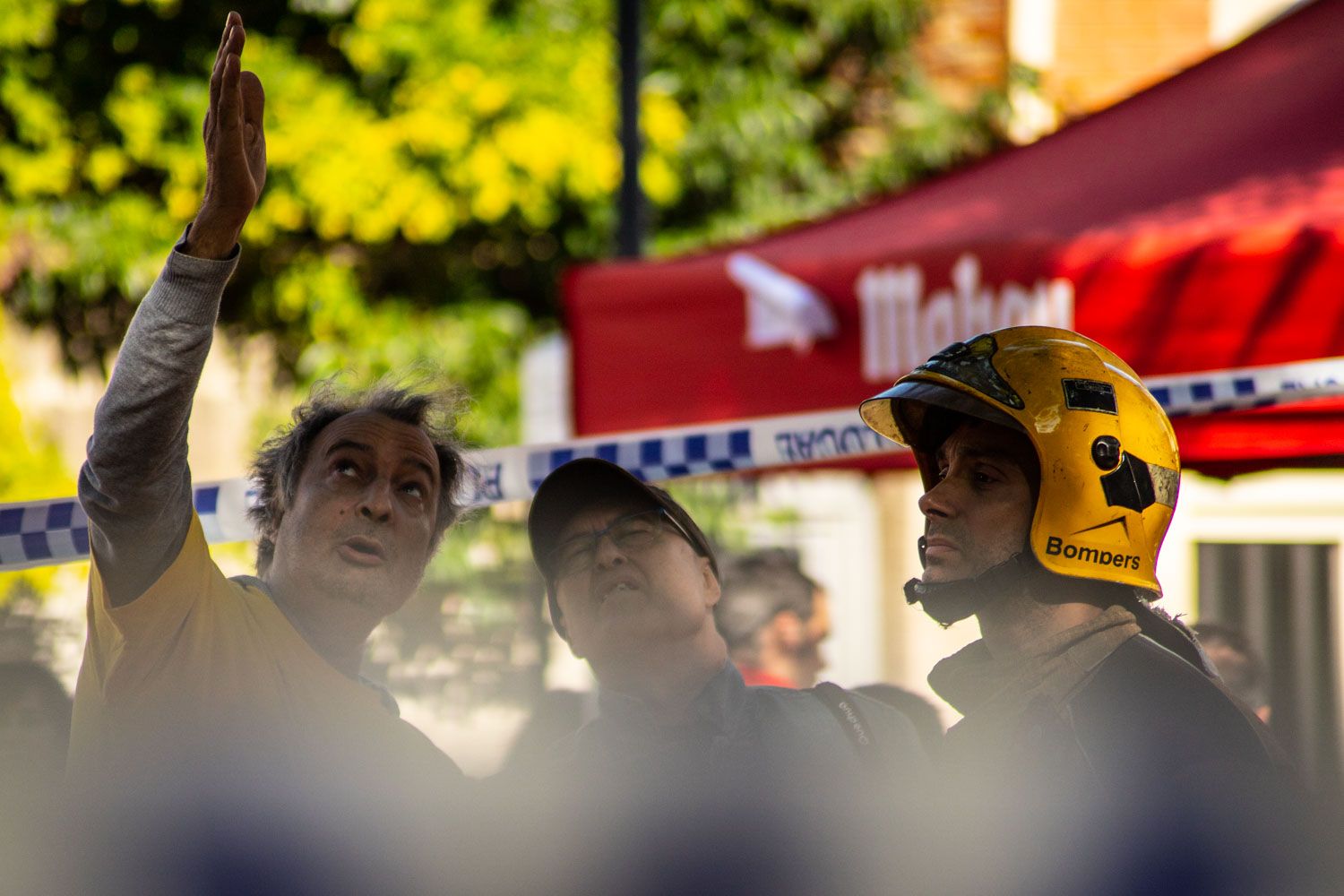 El bombers intenten enretirar la branca trencada