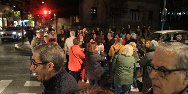 Els manifestants han aconseguit tallar el carrer tot i que la Guàrdia Urbana ho ha intentat evitar