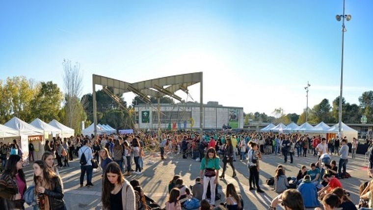 La plaça Cívica, durant una Festa Major de la UAB anterior