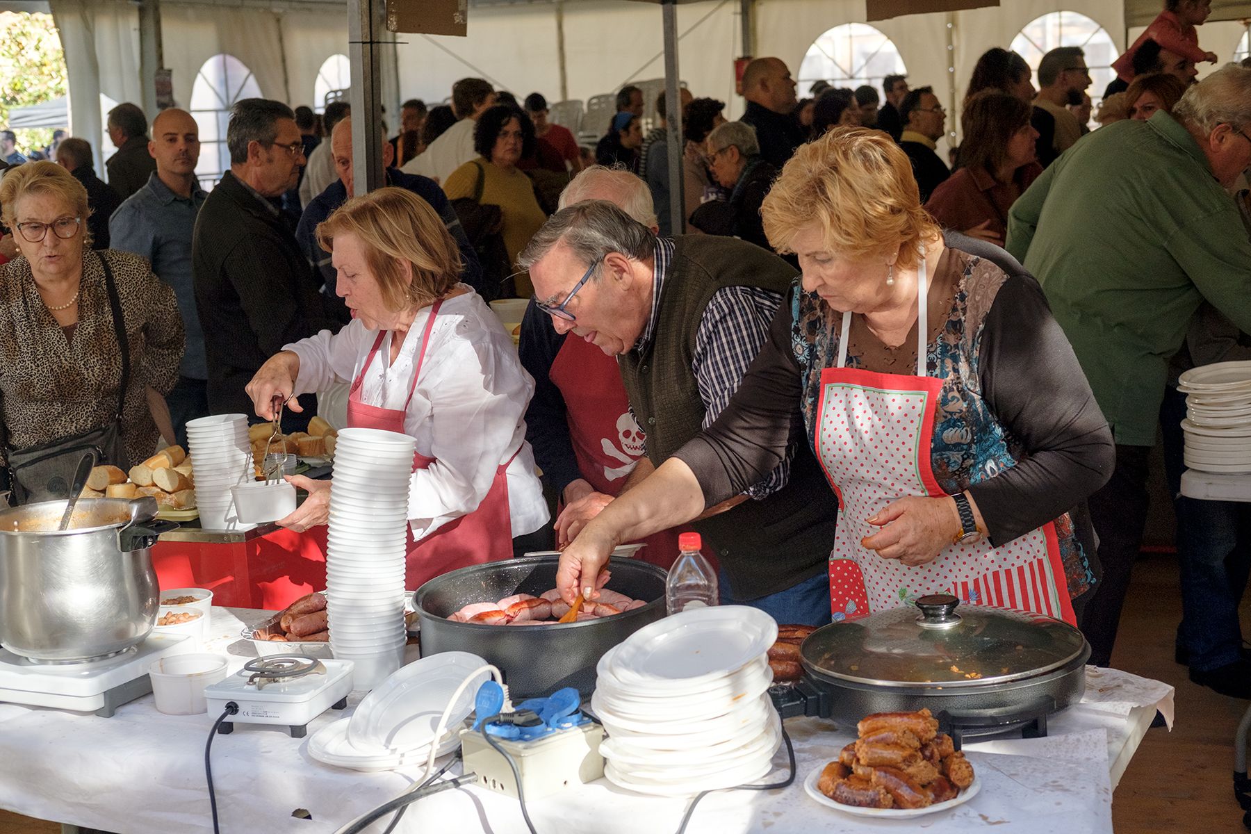 Dinar a la carpa de la plaça de Sant Ramon. FOTO: Ale Gómez