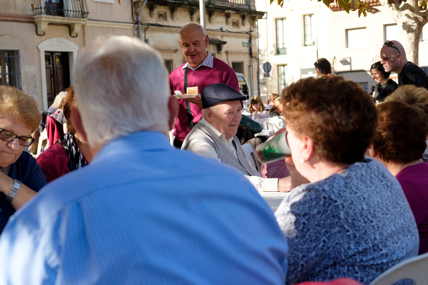 Dinar a la carpa de la plaça de Sant Ramon. FOTO: Ale Gómez