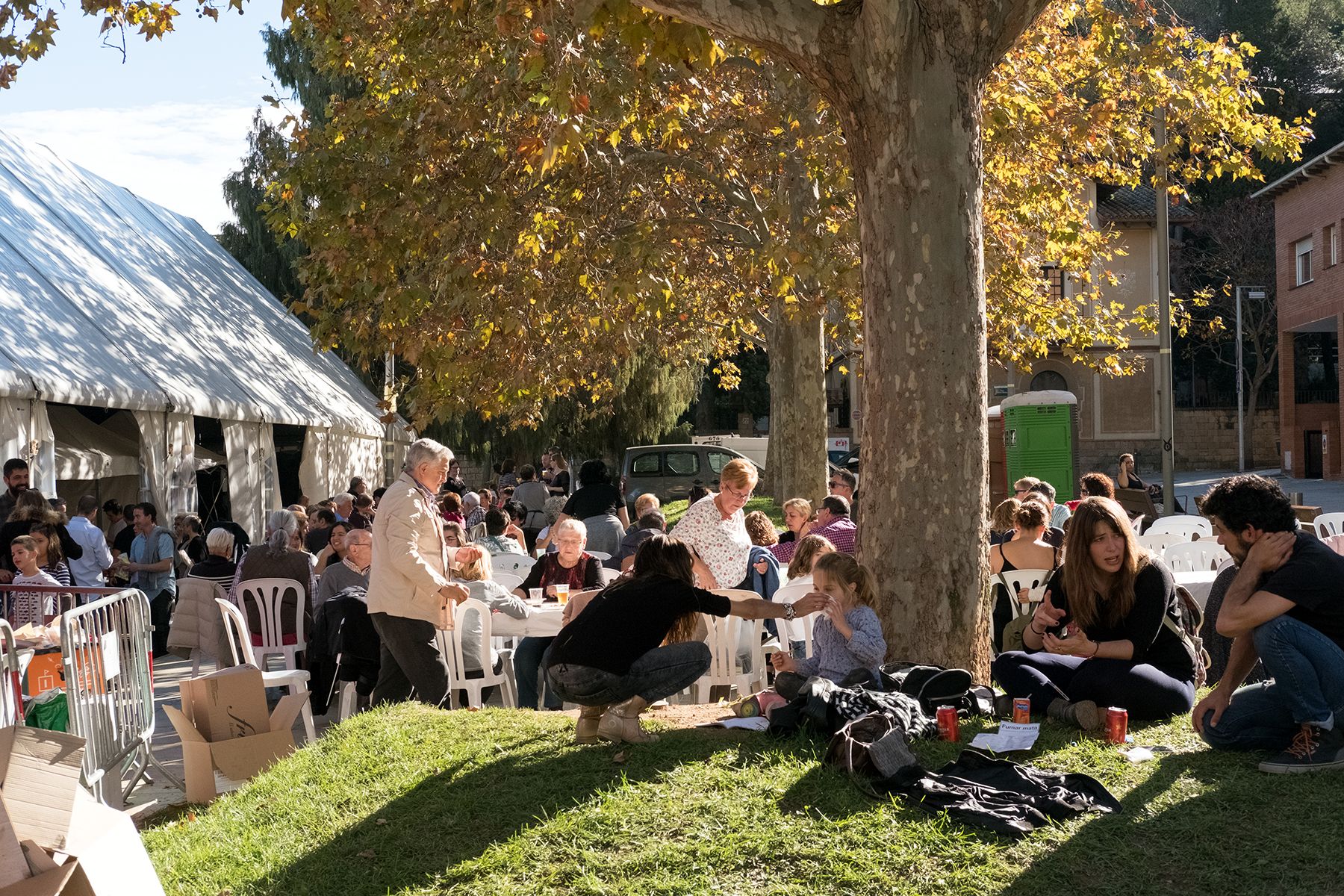 Dinar a la carpa de la plaça de Sant Ramon. FOTO: Ale Gómez