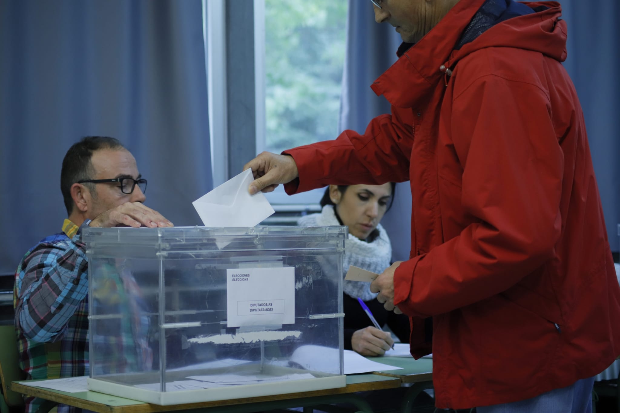 Un cerdanyolenc votant aquest 10 de novembre