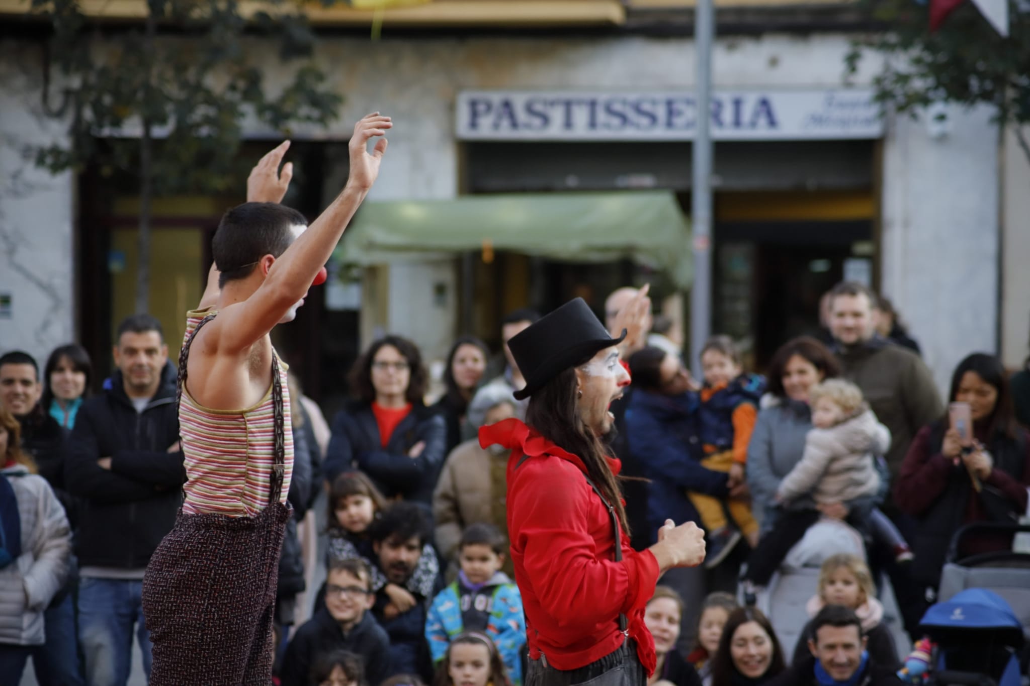 Espectacle infantil a la plaça de l'Abat Oliba. FOTO: Adrián Gómez