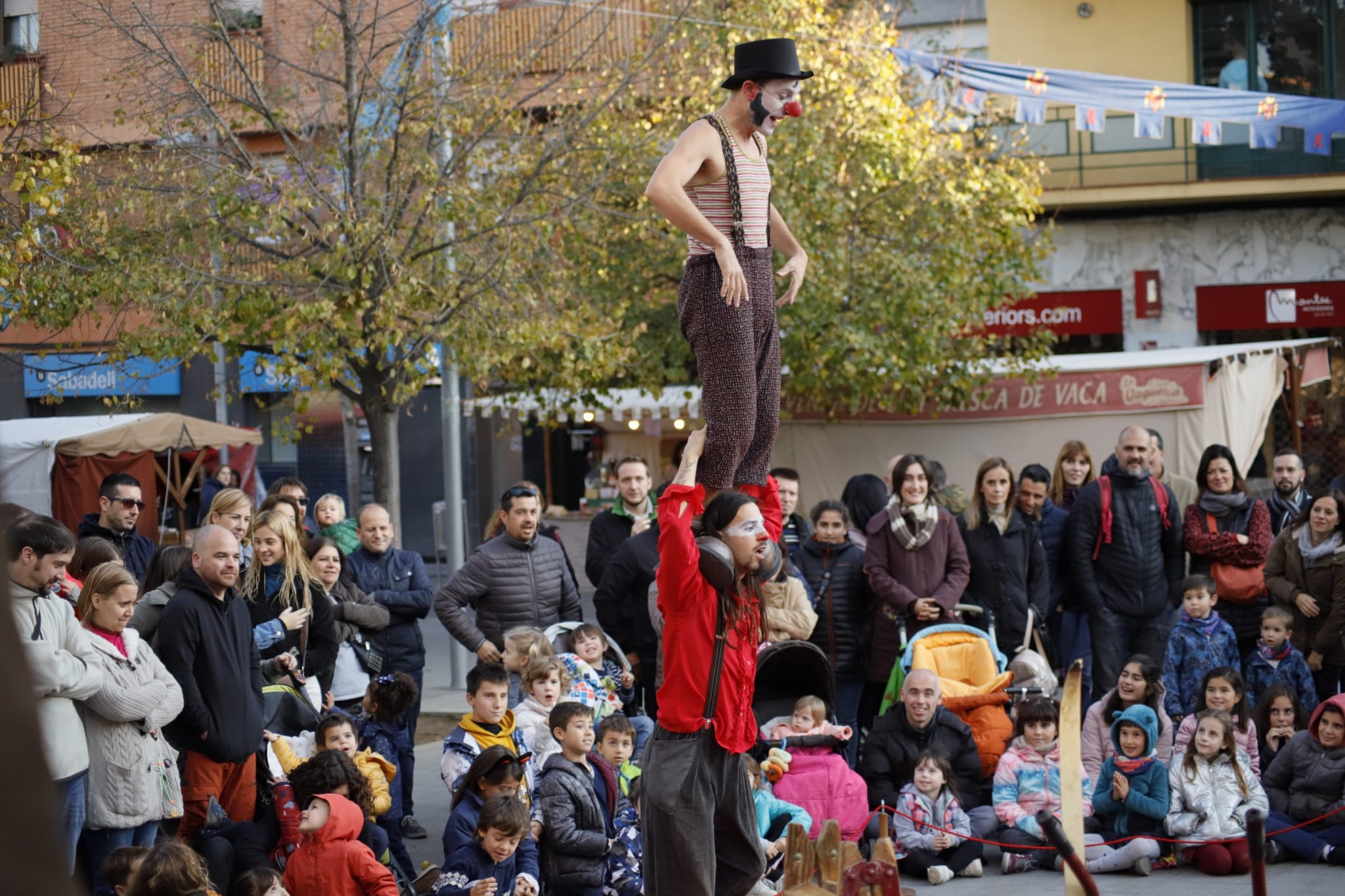 Espectacle infantil a la plaça de l'Abat Oliba. FOTO: Adrián Gómez