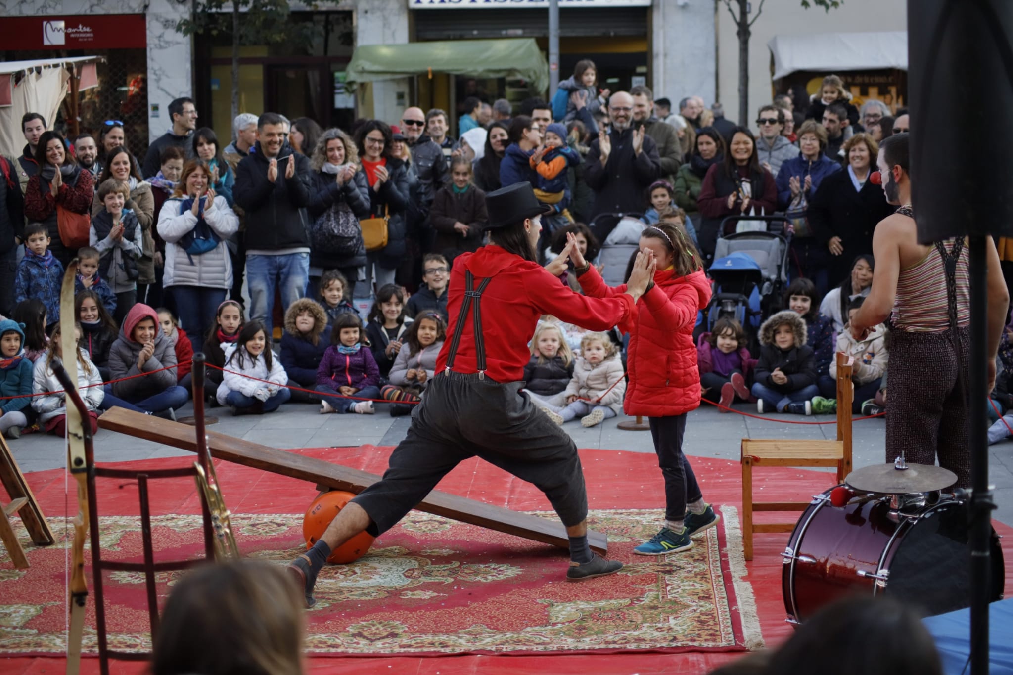 Espectacle infantil a la plaça de l'Abat Oliba. FOTO: Adrián Gómez