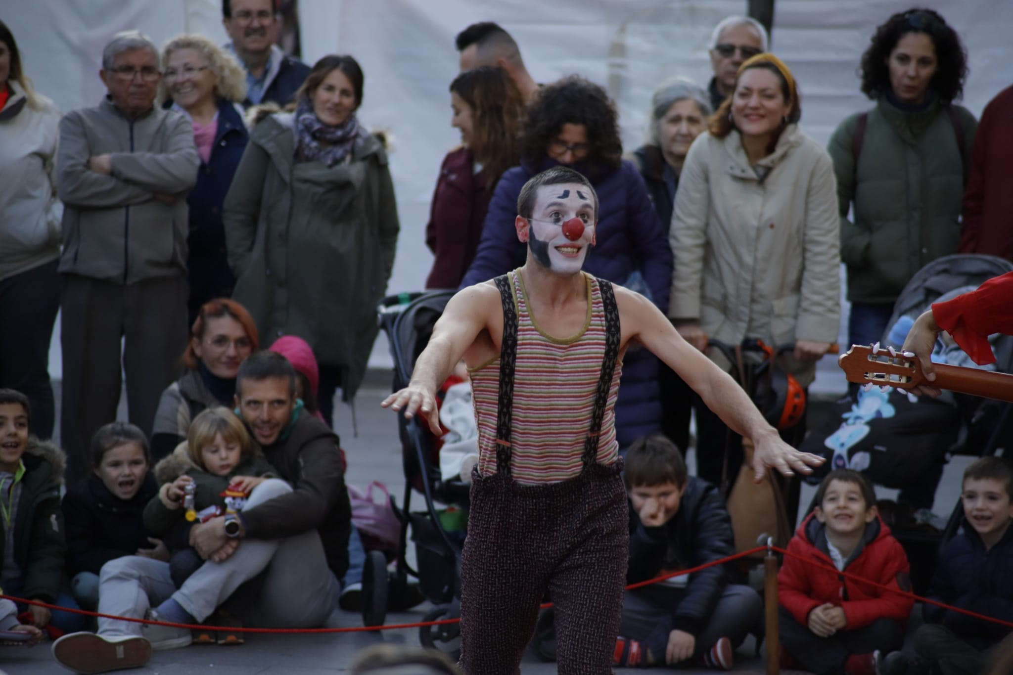 Espectacle infantil a la plaça de l'Abat Oliba. FOTO: Adrián Gómez