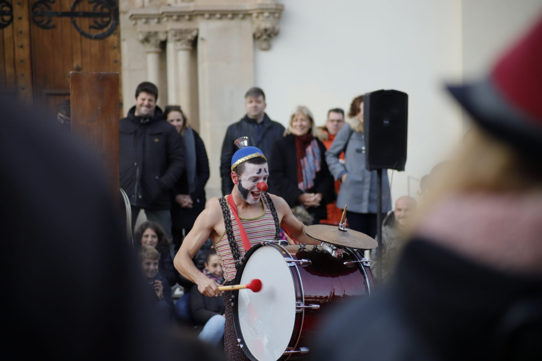 Espectacle infantil a la plaça de l'Abat Oliba. FOTO: Adrián Gómez