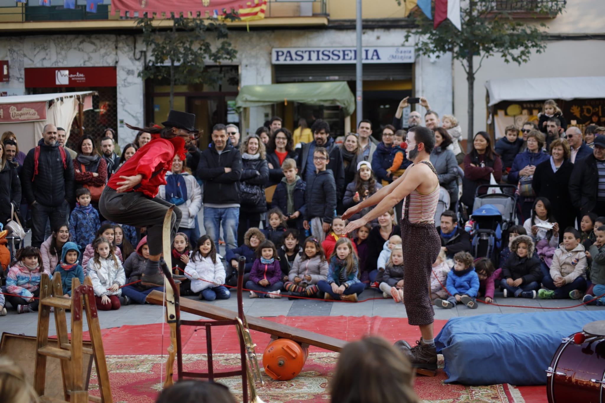 Espectacle infantil a la plaça de l'Abat Oliba. FOTO: Adrián Gómez