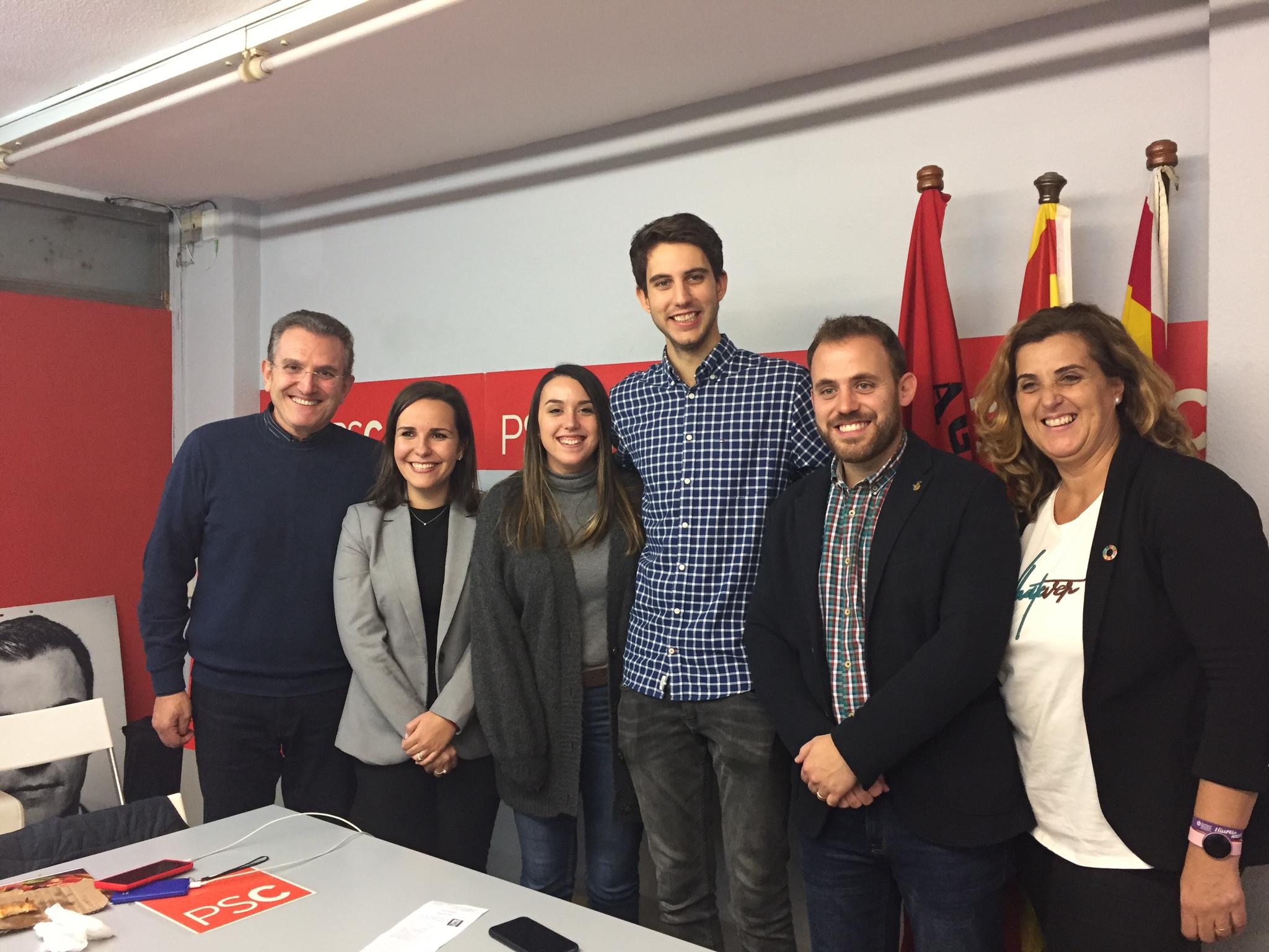 El PSC de Cerdanyoal celebra la victòria socialista. FOTO: Laura Arias