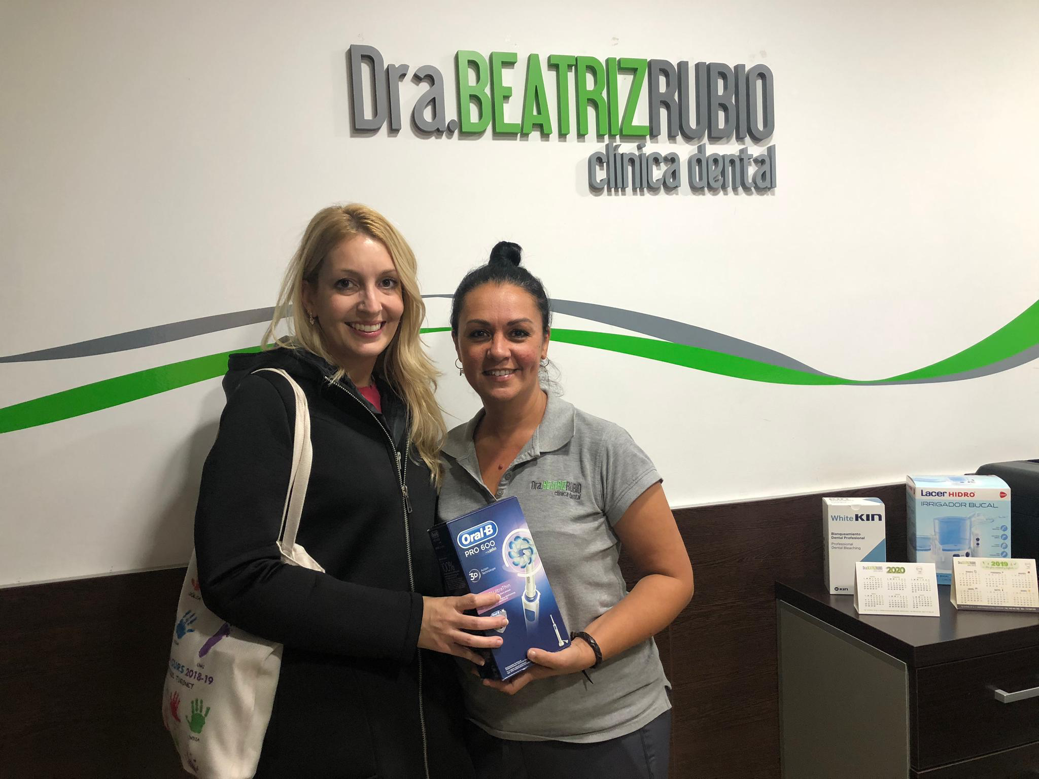 La Noèlia ja té a les seves mans el Oral-B PRO 600. CEDIDA