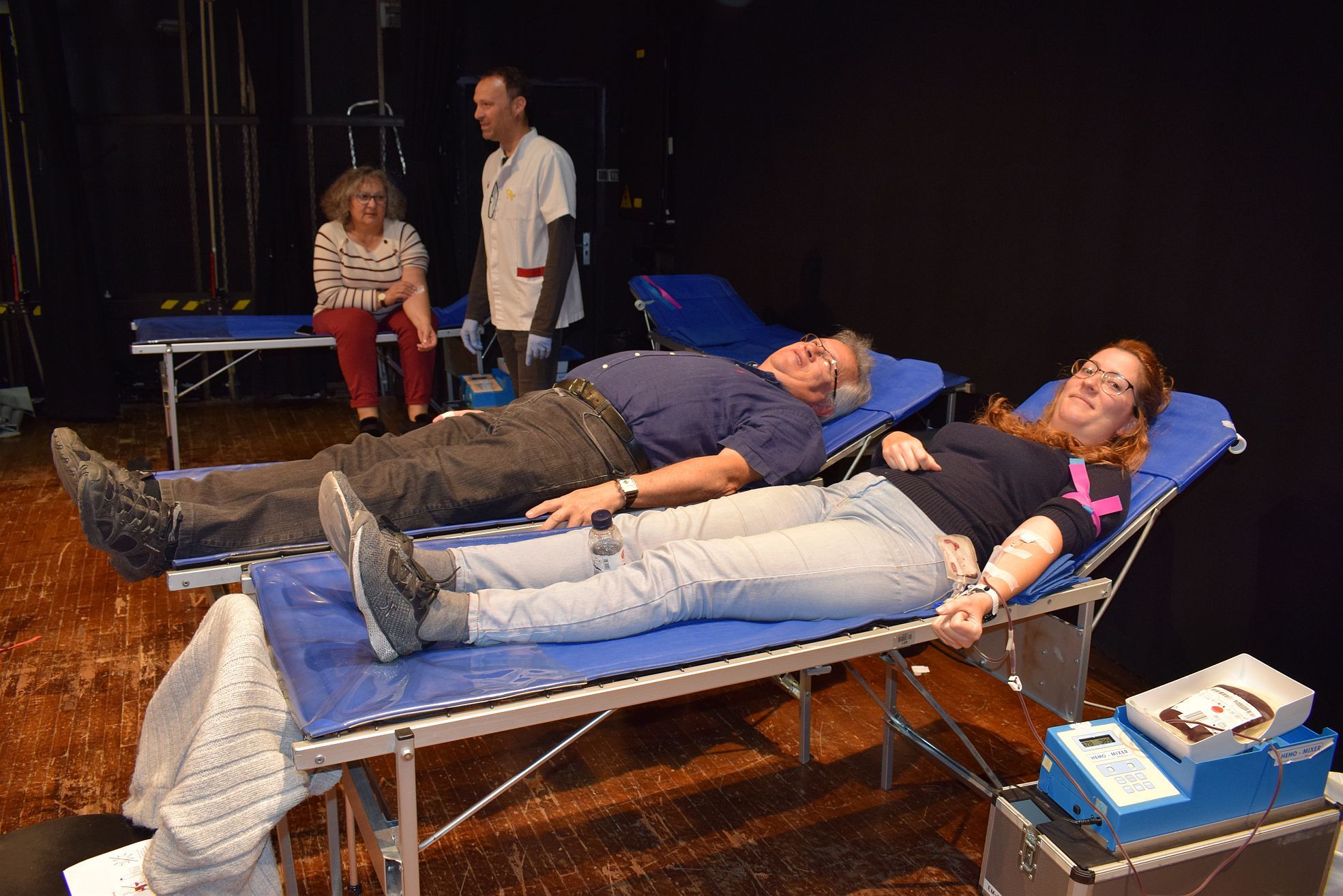 Dues persones donant sang. FOTO: Arxiu