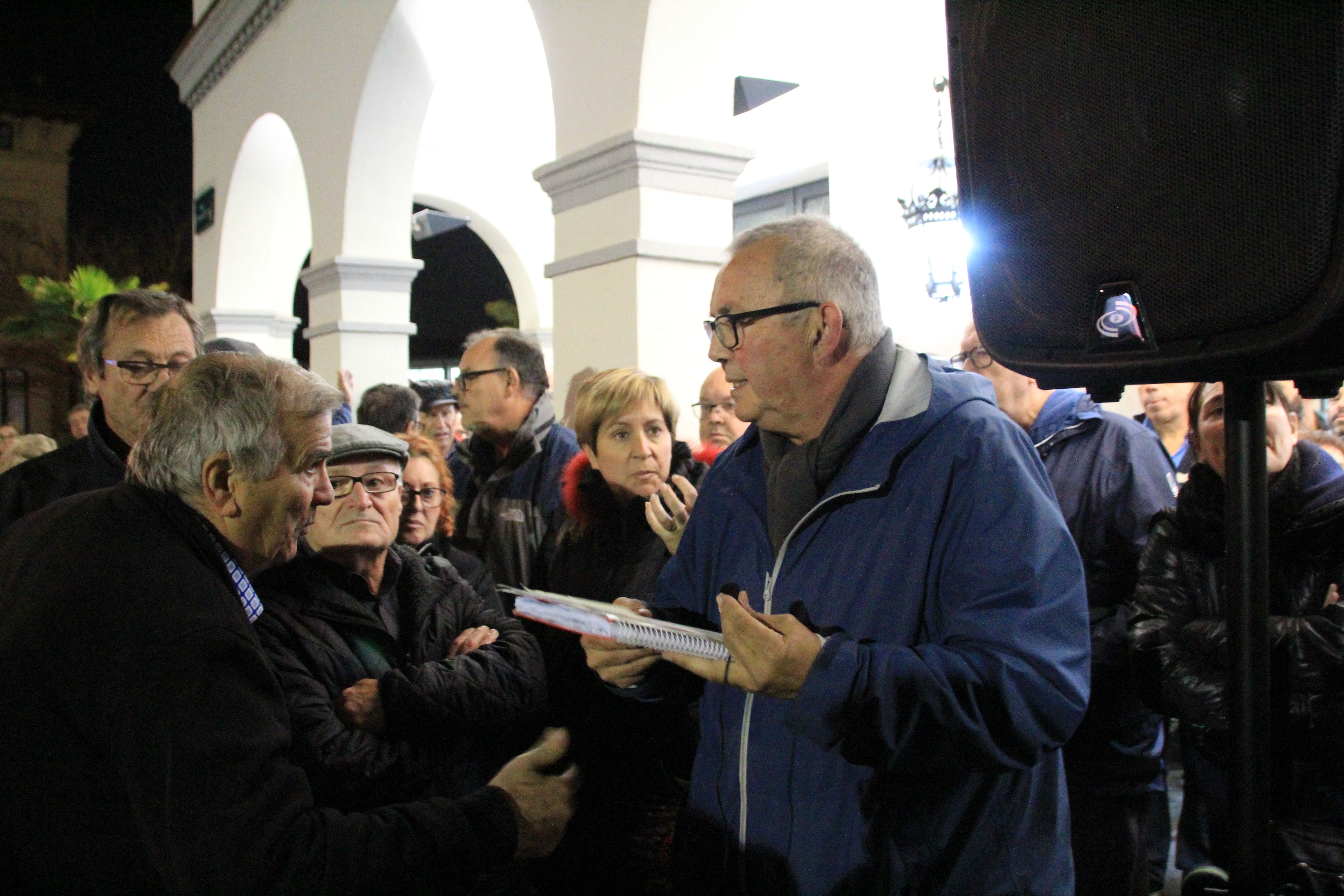 La Plataforma NO tribut va informar sobre la reunió amb l'Ajuntament als concentrats el 13 de novembre a la Plaça Francesc Layret