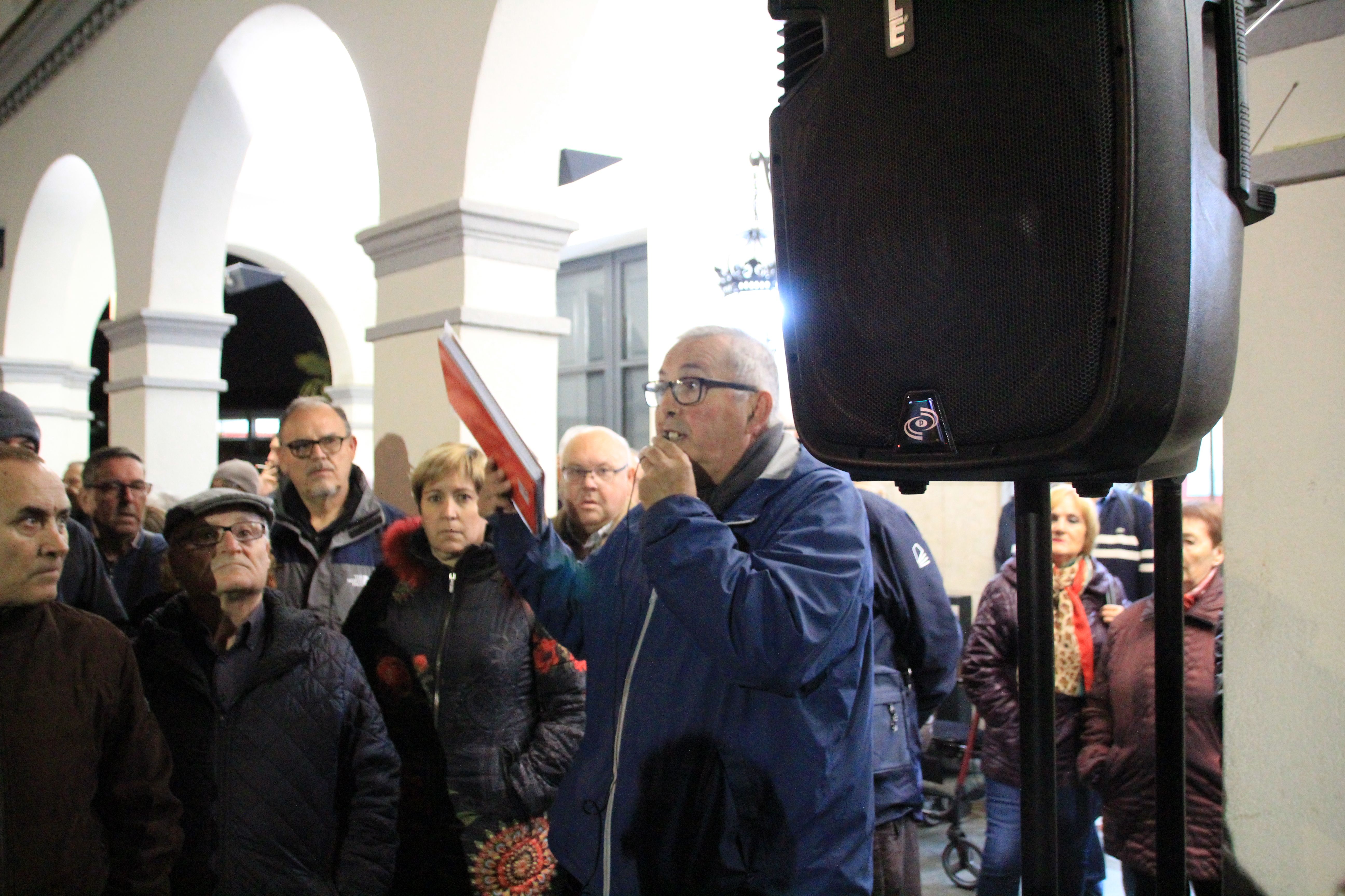 La Plataforma NO tribut va informar sobre la reunió amb l'Ajuntament als concentrats el 13 de novembre a la Plaça Francesc Layret