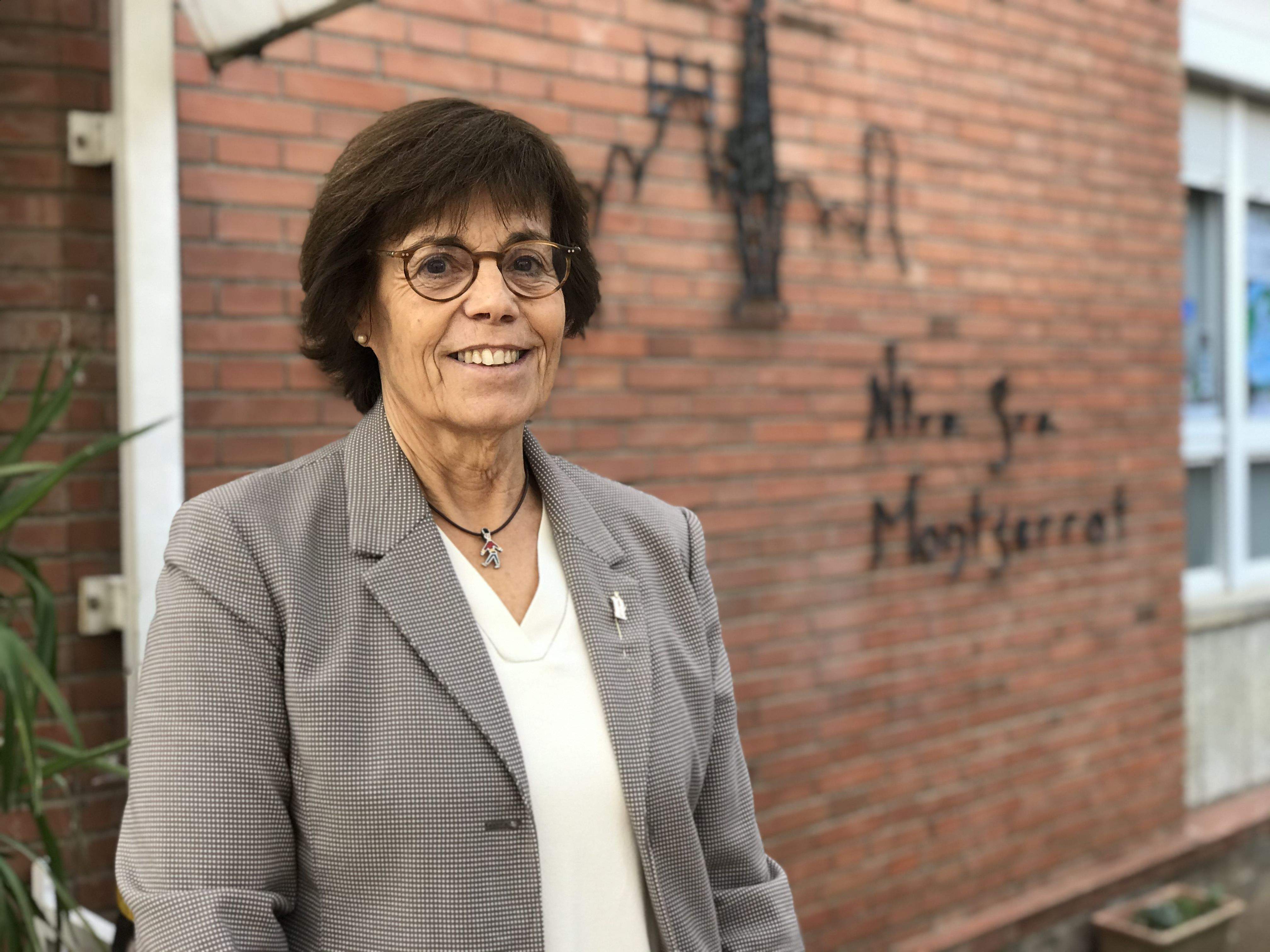 Montserrat González a l'entrada de l'escola Montserrat González a l'entrada de l'escola