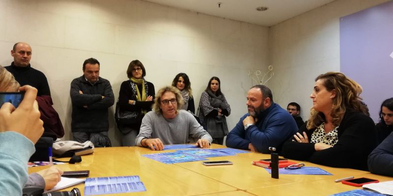 Asseguts a la taula, de dreta a esquerra: Pepi Rivera (Regidora de Benestar Social), Gabriel Ortega (President d'ASPADI) i Jordi Tel (Tutor Tècnic de Riscos Laborals de l’IES Banús)