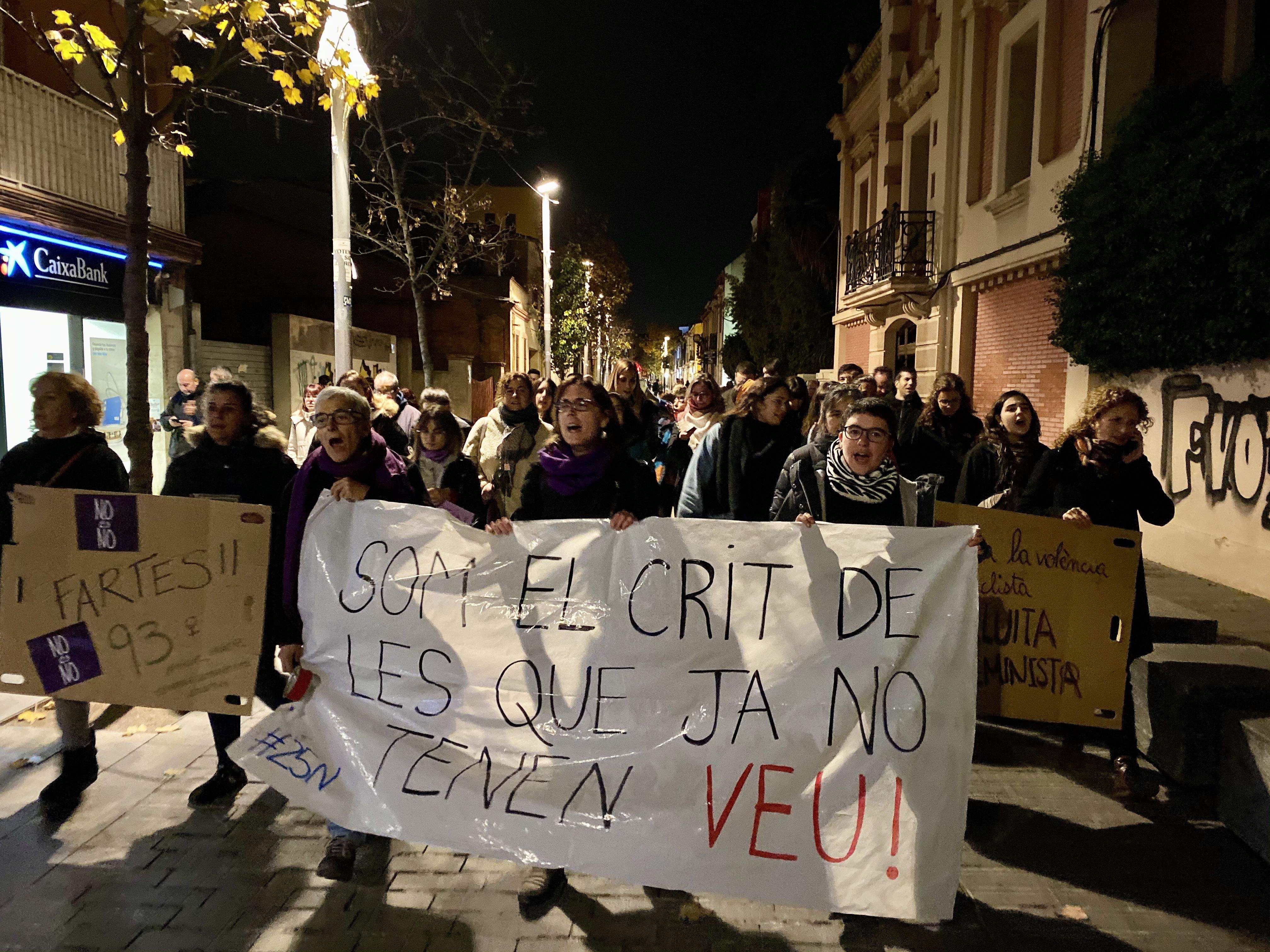 Les cerdanyolenques s'han manifestat amb motiu del 25N Les cerdanyolenques s'han manifestat amb motiu del 25N