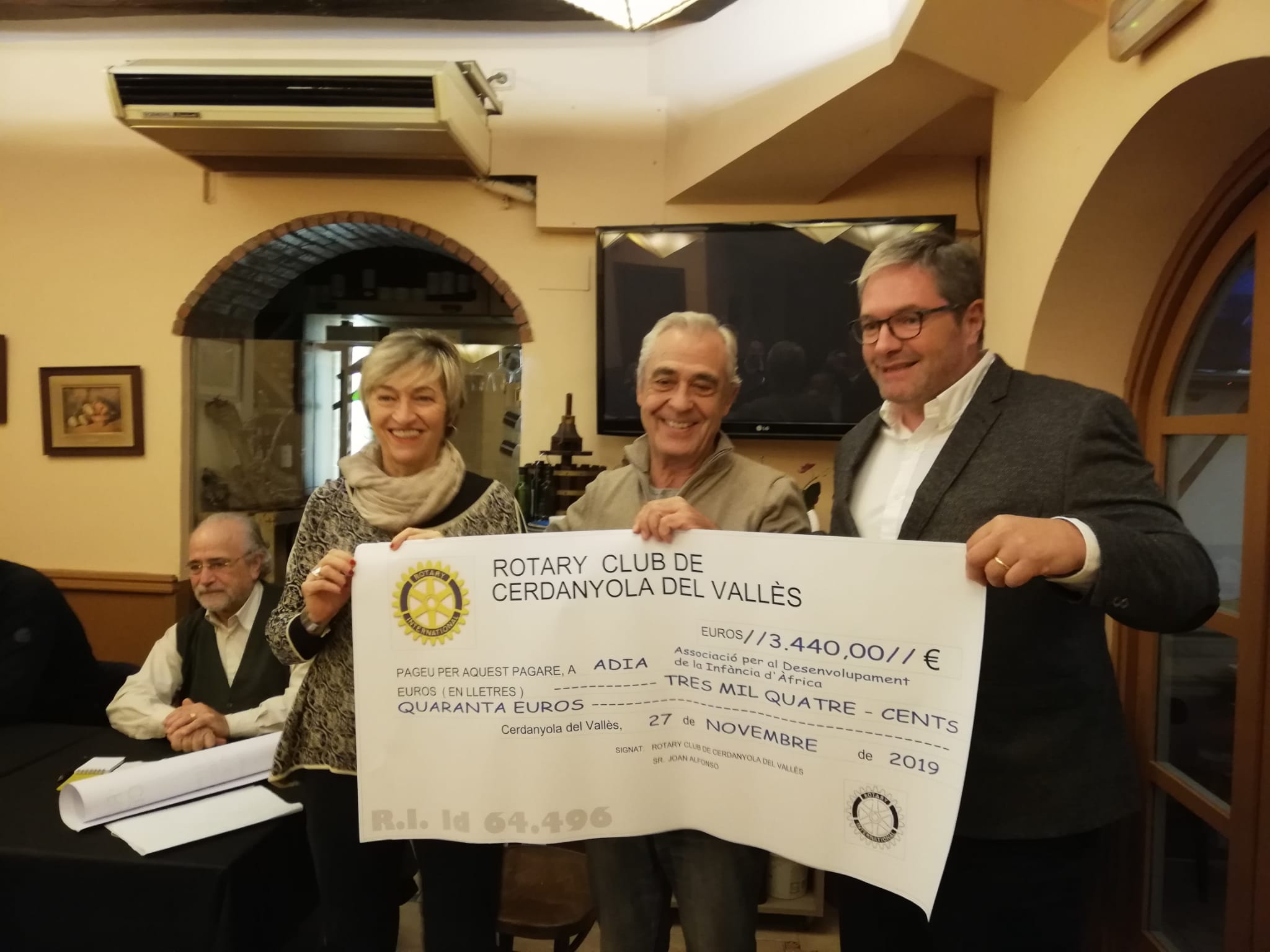 Els representats d'ADIA recollint el xec de 3.440€