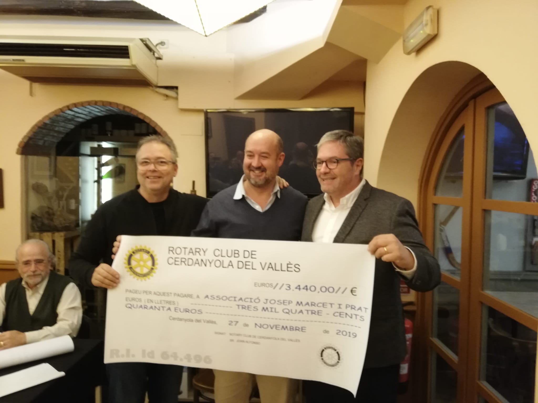 Joan Marcet recollint el xec de 3.440€ Joan Marcet recollint el xec de 3.440€