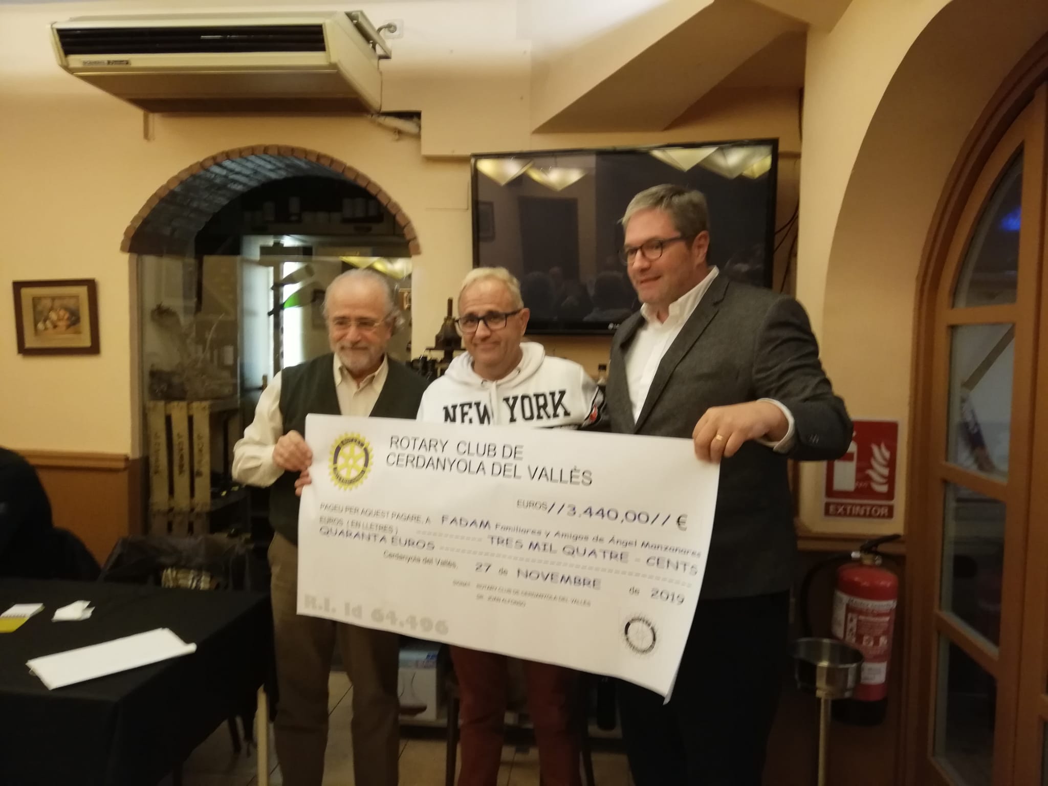 Antonio Manzanares (FADAM) recollint el xec de 3.440€ Antonio Manzanares (FADAM) recollint el xec de 3.440€