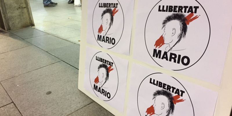 Pancartes en suport a Mario