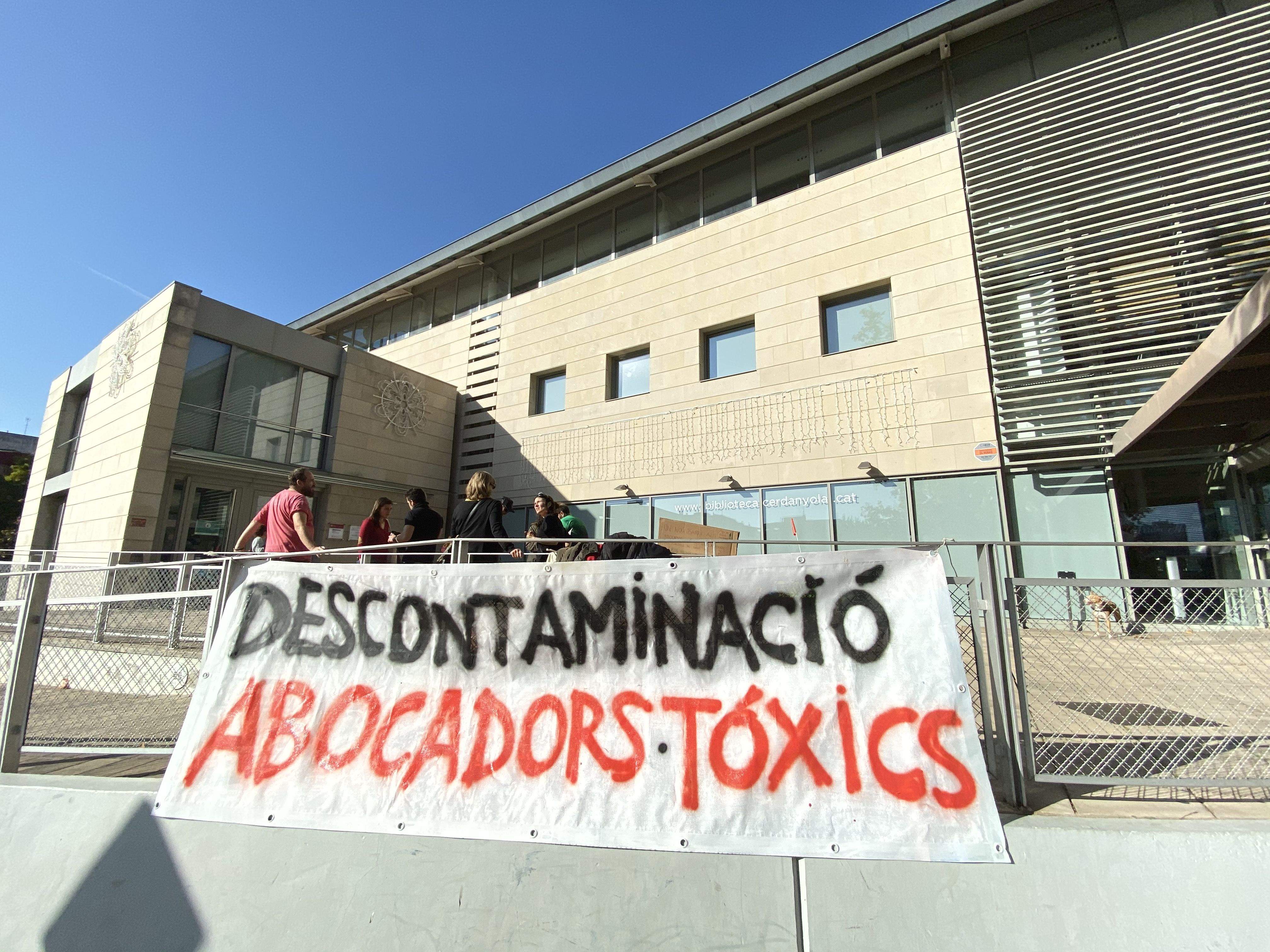 Cerdanyola Sense Abocadors es concentra davant la Biblioteca Central 