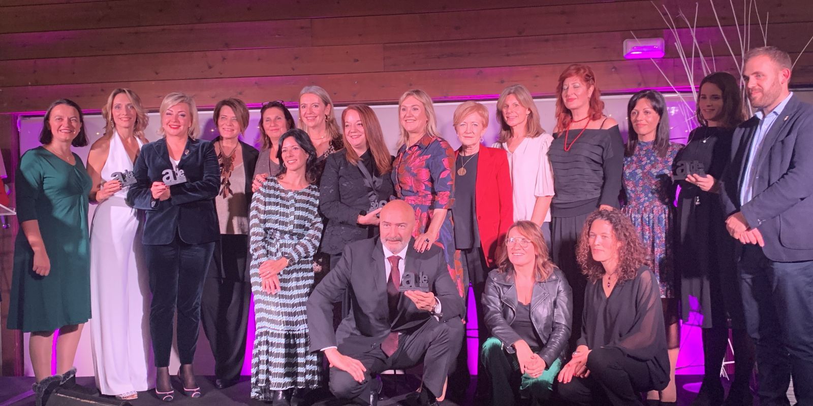Foto de família dels premiats als premis de l'ADE Vallès. FOTO: Àgata Guinó