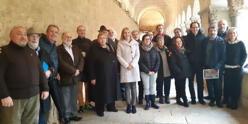 Foto de família de la presentació de Pedra i Sang al Claustre del Monestir. FOTO: Ferran Mitjà