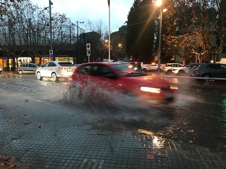 La plaça del Pi va tornar a quedar plena d'aigua | LAIA TR