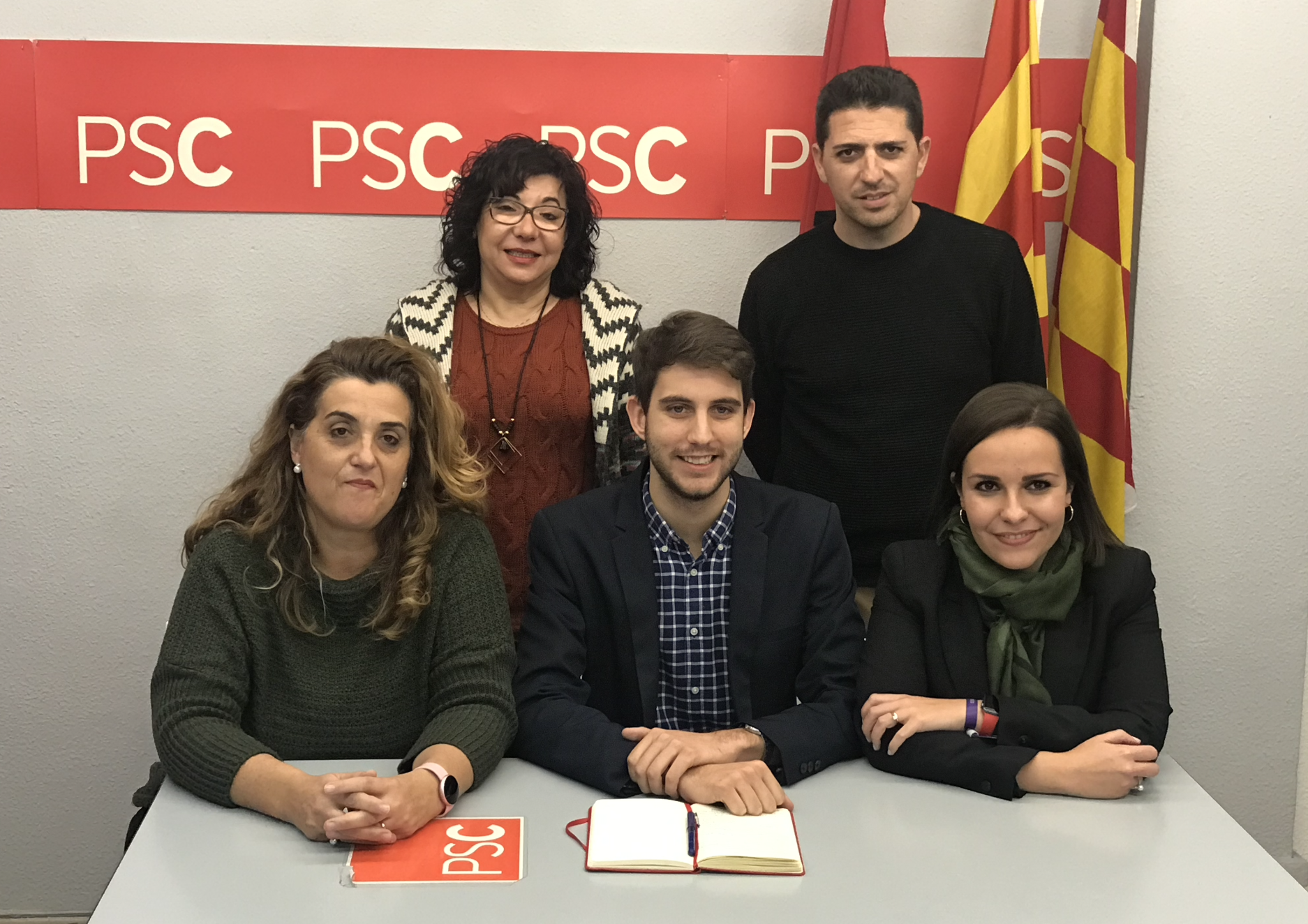Regidors i membres del PSC a la seva seu. FOTO: Mónica García