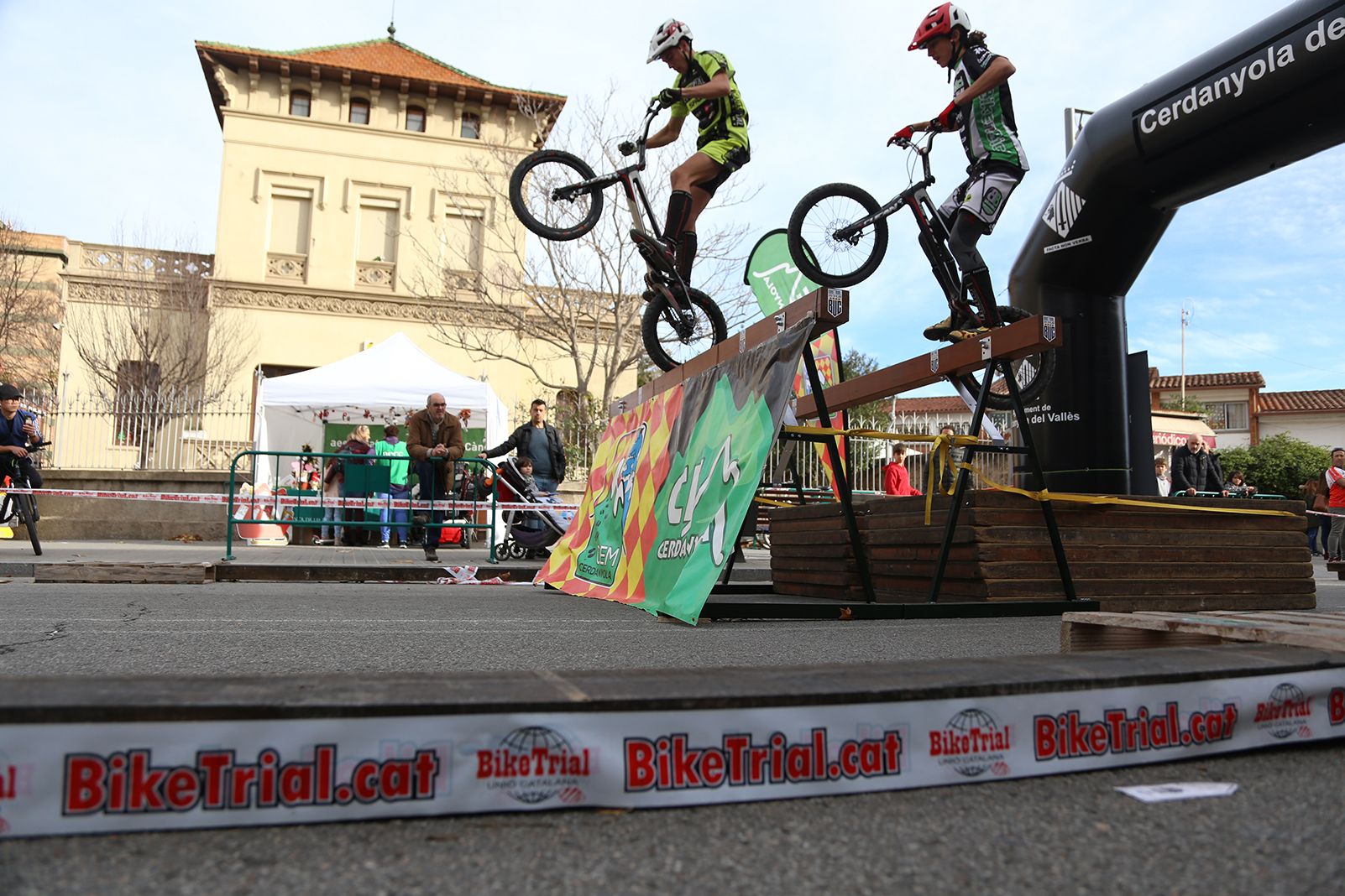 La primera Dual BikeTrial celebrada a Cerdanyola, ha comptat amb 60 participants. FOTO: Anna Bassa La primera Dual BikeTrial celebrada a Cerdanyola, ha comptat amb 60 participants. FOTO: Anna Bassa