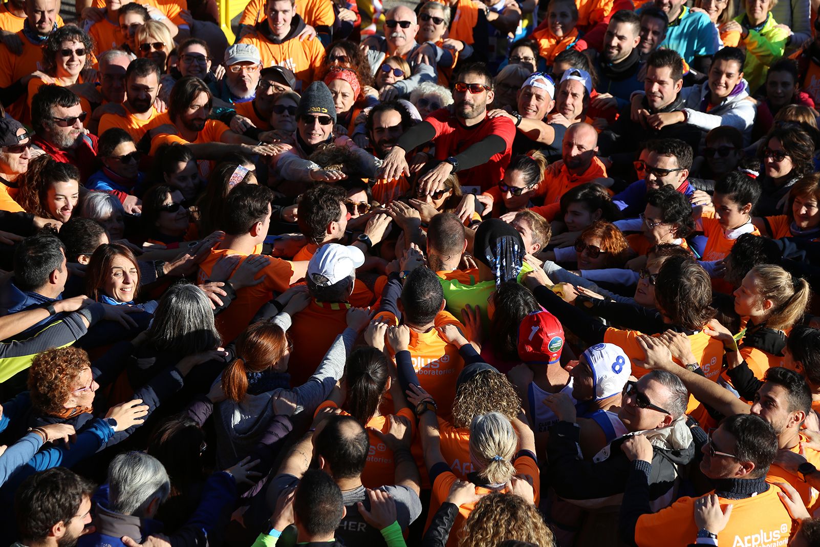 Els participants a la cursa solidària han fet pinya amb els Ganàpies de la UAB