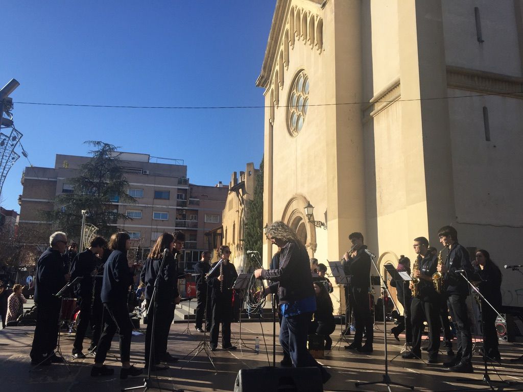 Les actuacions musicals i de dansa s'han succeït durant tot el dia a la Plaça Abat Oliba Les actuacions musicals i de dansa s'han succeït durant tot el dia a la Plaça Abat Oliba