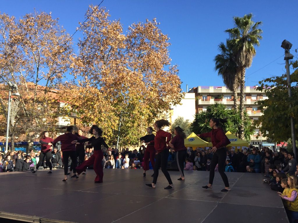 Les actuacions musicals i de dansa s'han succeït durant tot el dia a la Plaça Abat Oliba Les actuacions musicals i de dansa s'han succeït durant tot el dia a la Plaça Abat Oliba