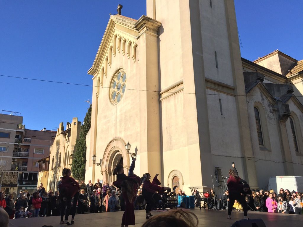 Les actuacions musicals i de dansa s'han succeït durant tot el dia a la Plaça Abat Oliba