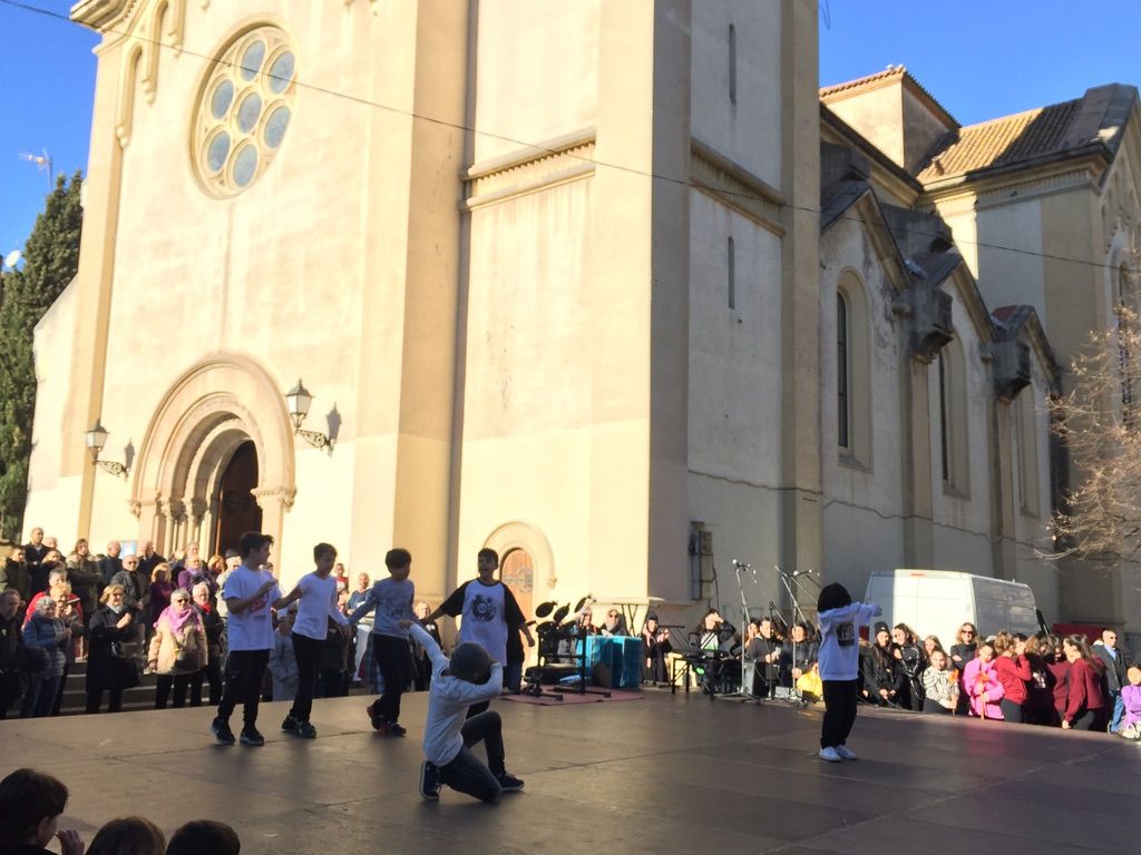Les actuacions musicals i de dansa s'han succeït durant tot el dia a la Plaça Abat Oliba