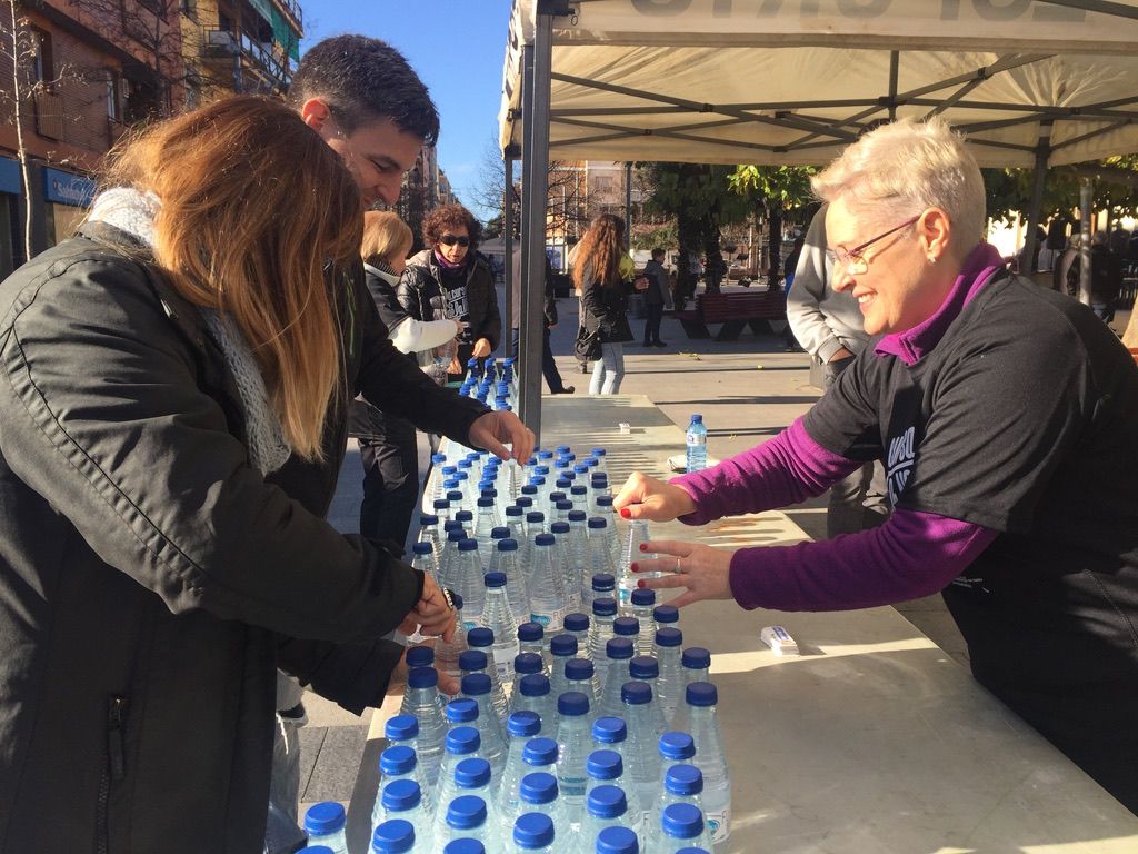 Avituallament d'aigua per la 8a Cursa de la UAB a la Plaça Abat Oliba Avituallament d'aigua per la 8a Cursa de la UAB a la Plaça Abat Oliba