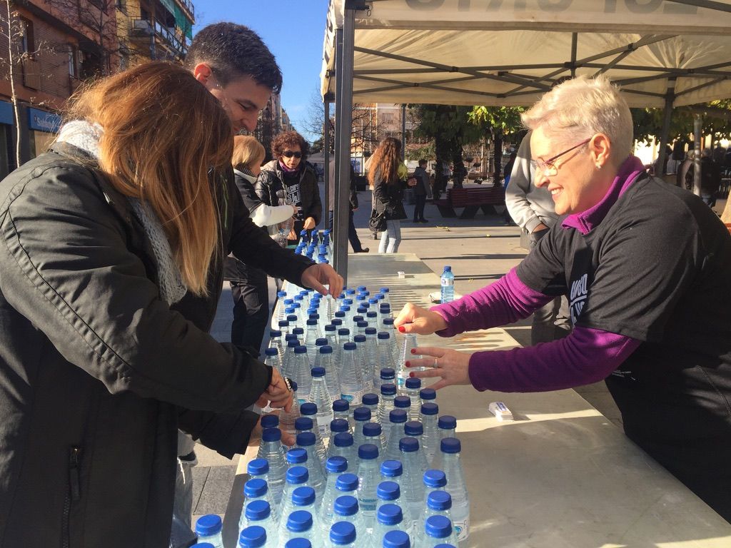 Avituallament d'aigua per la 8a Cursa de la UAB a la Plaça Abat Oliba