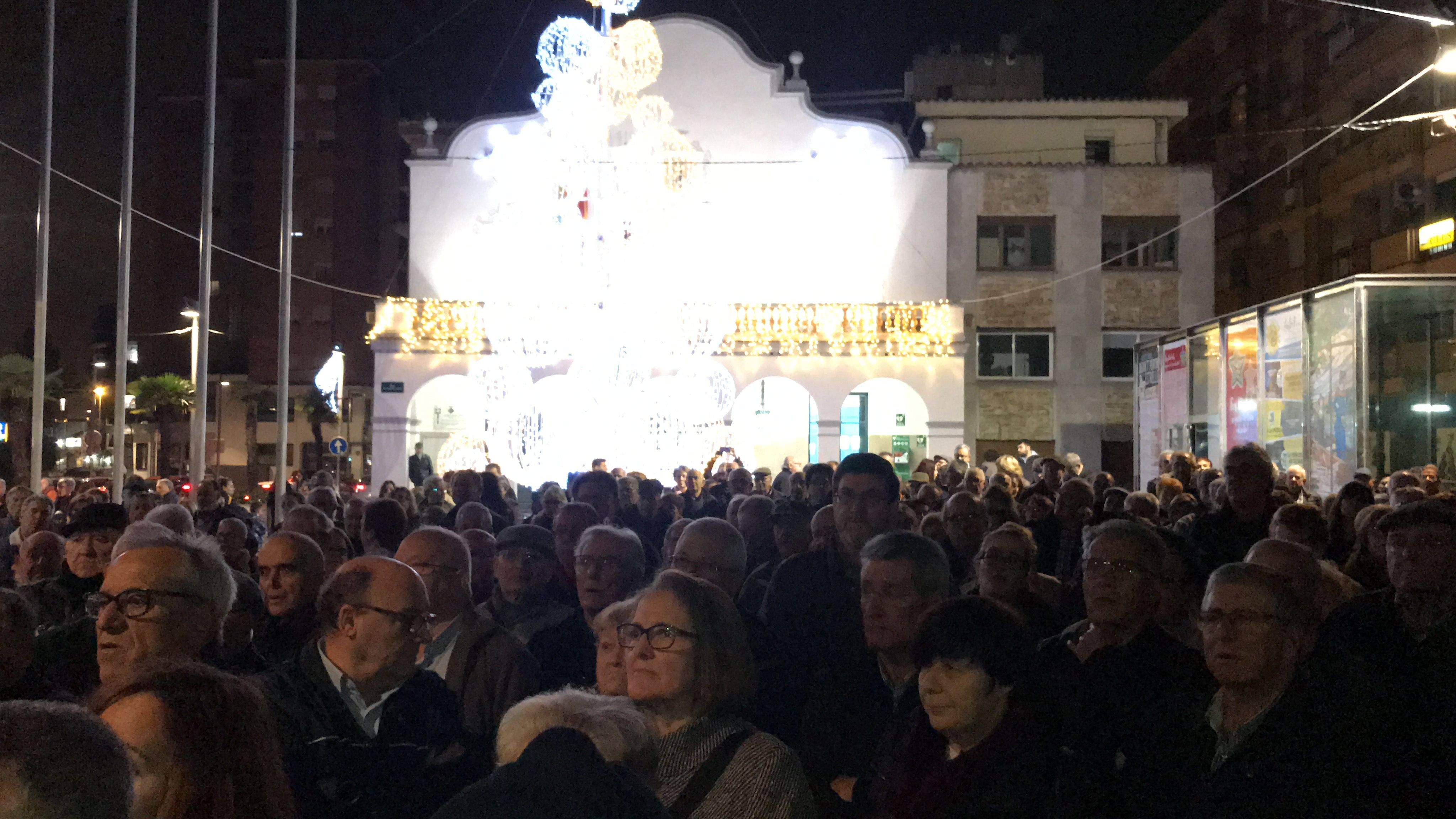 Centenars de cerdanyolencs en la concentració del 18 de desembre. FOTO: Mónica García