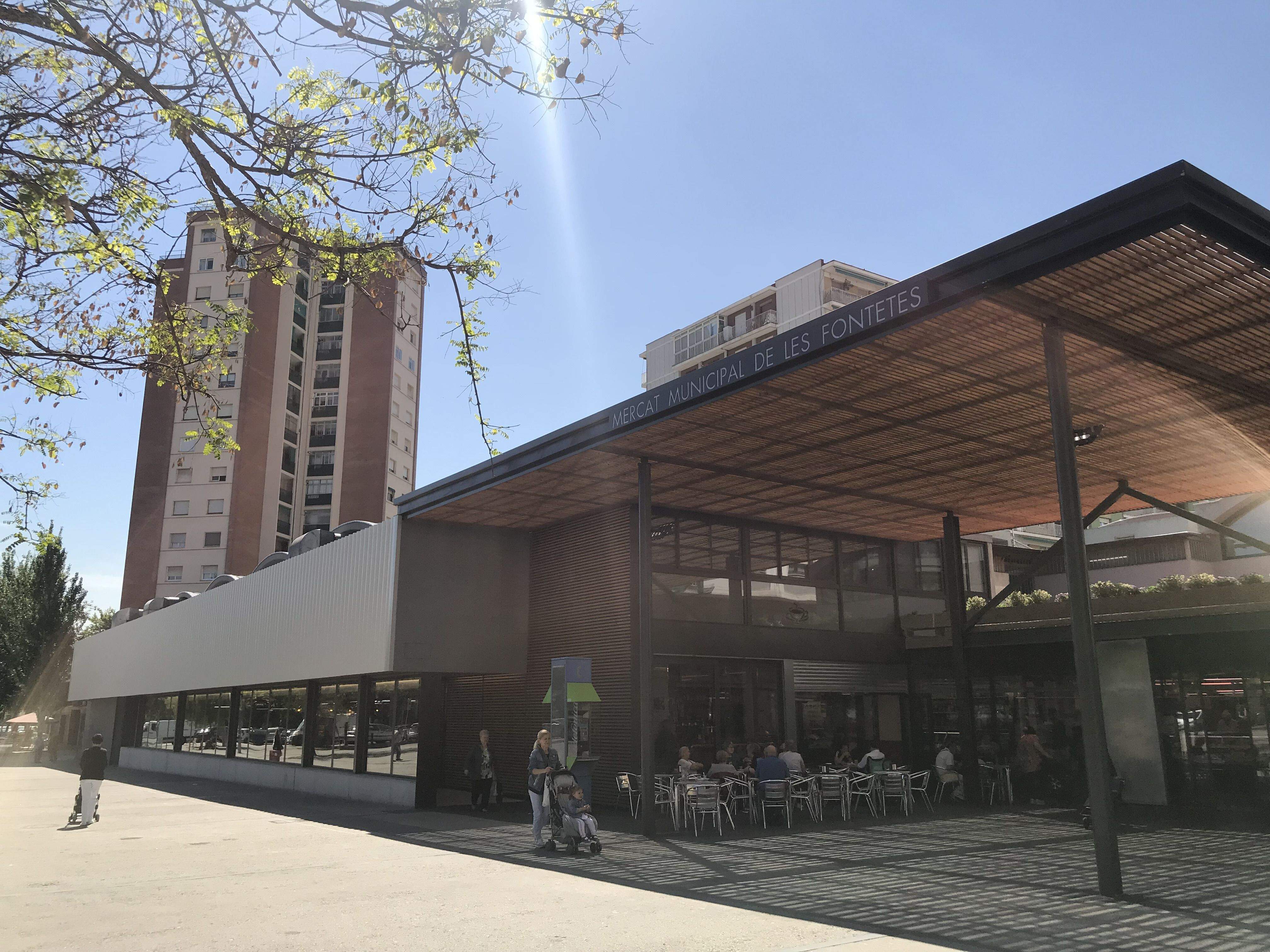 Exterior del mercat de Les Fontetes. FOTO: Mónica García