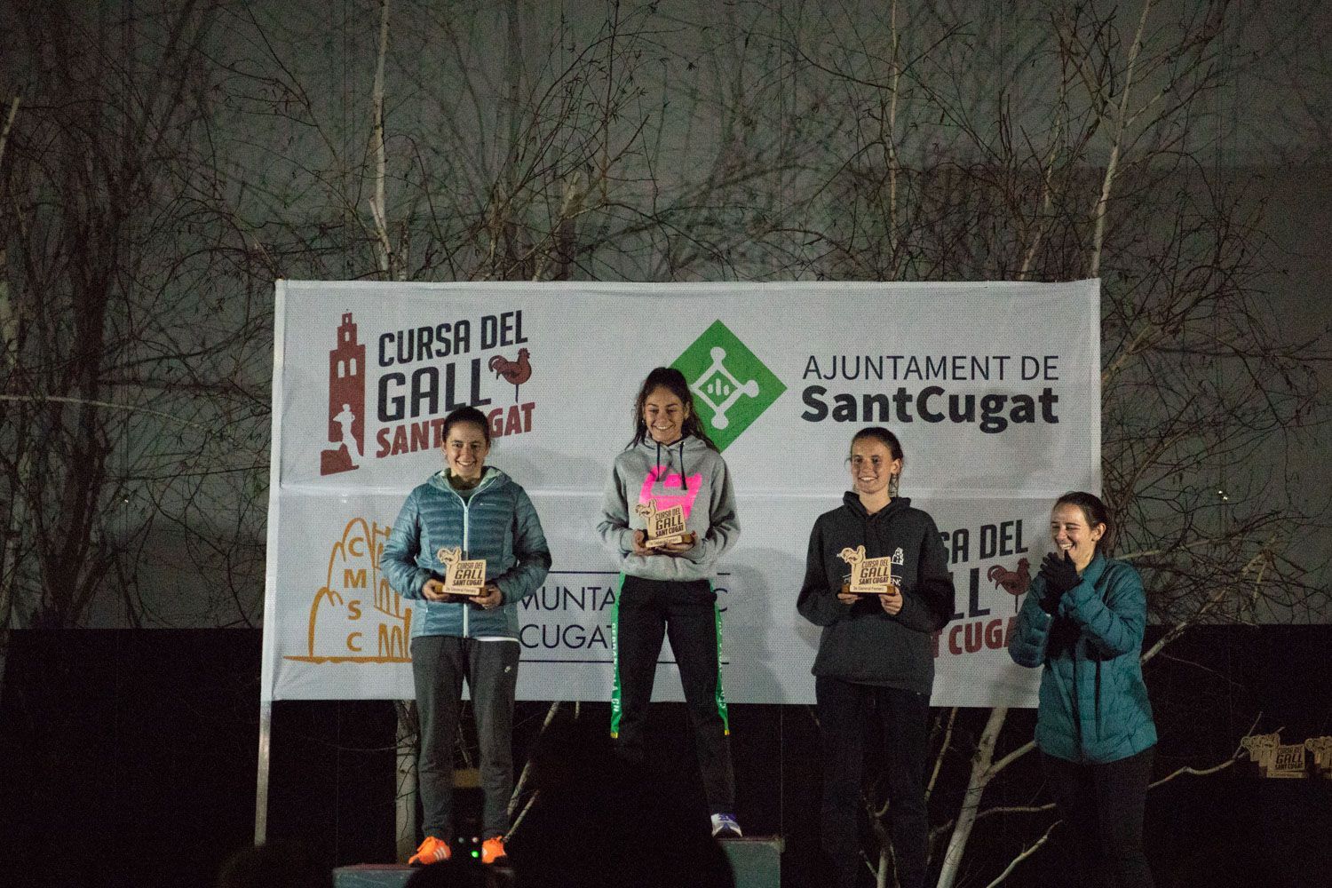 Aroa Berenguel, al centre, amb el trofeu de campiona de la Cursa del Gall. FOTO: Adrian Gómez