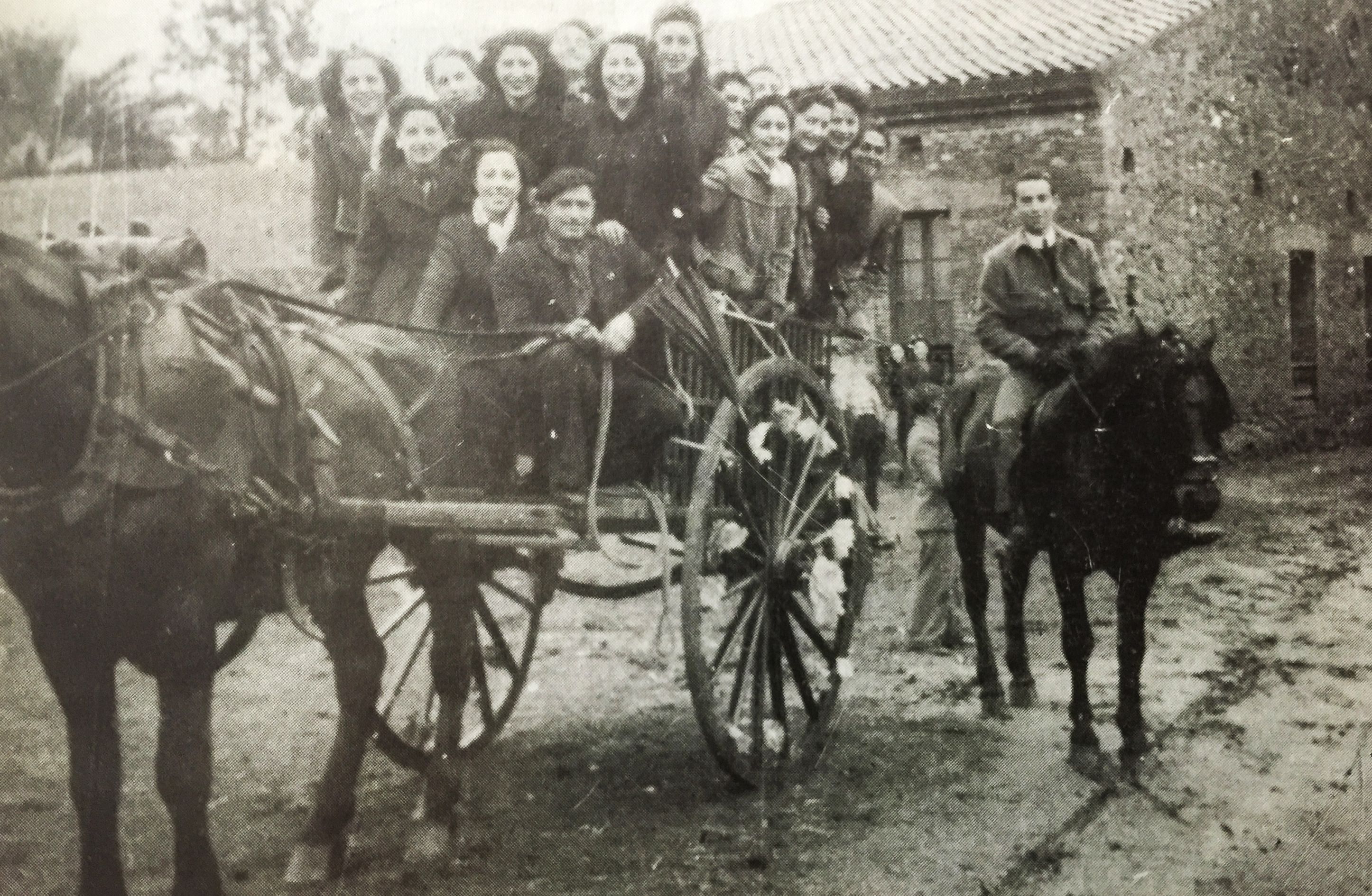 Imatges antigues de la passada dels Tres Tombs a Cerdanyola. FOTO: Arxiu del TOT