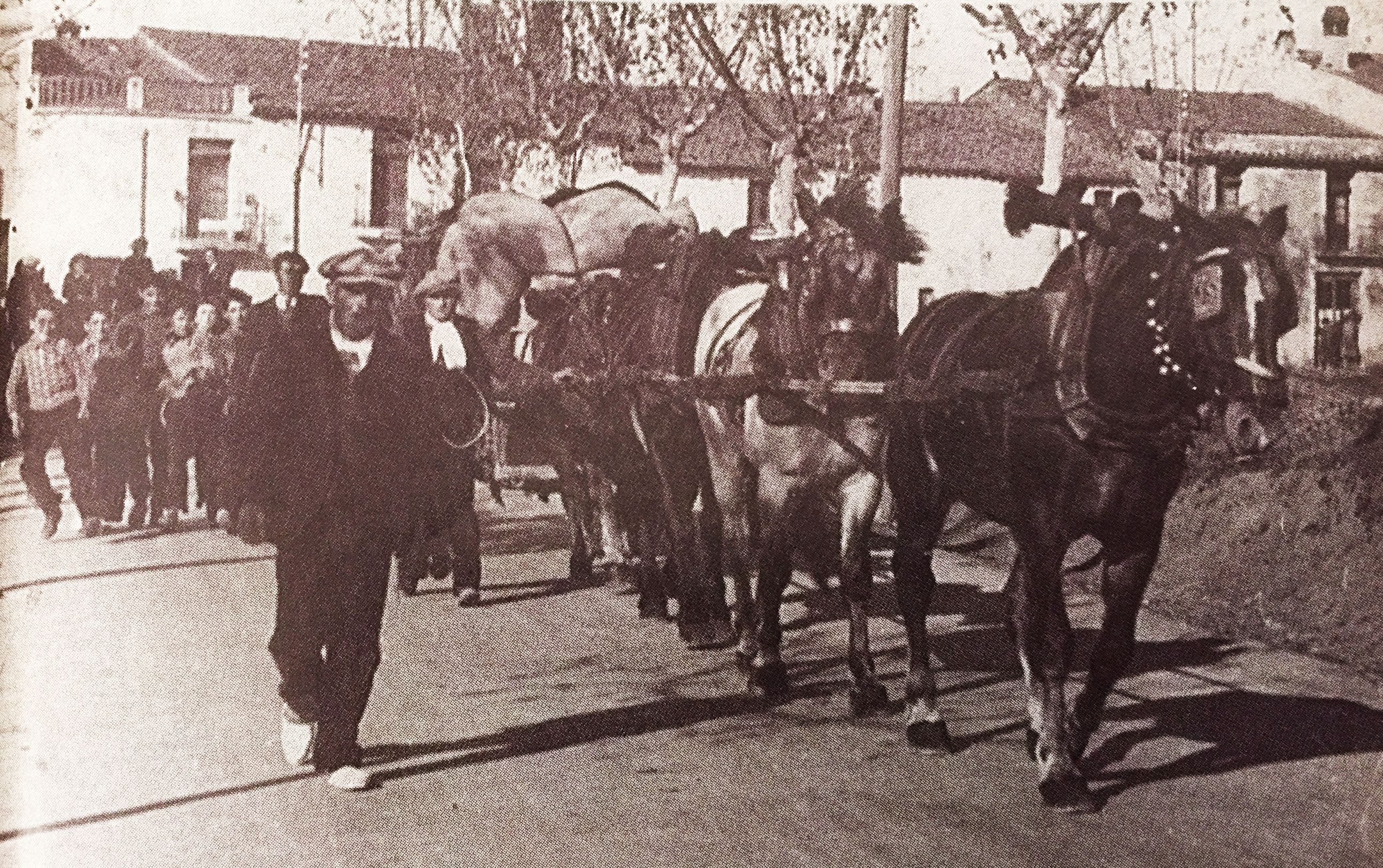 Els Tres Tombs a l'avinguda Flor de Maig, als anys 40 (Imatge publicada al TOT Cerdanyola, 347). FOTO: Cedida per la família Segarra