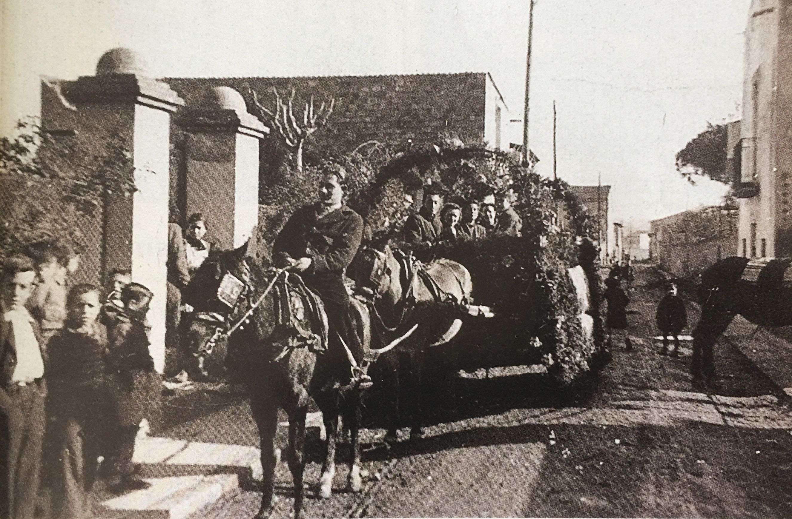 Els Tres Tombs al carrer Nord, als anys 50 (Imatge publicada al TOT Cerdanyola, 446). FOTO: Arxiu del TOT