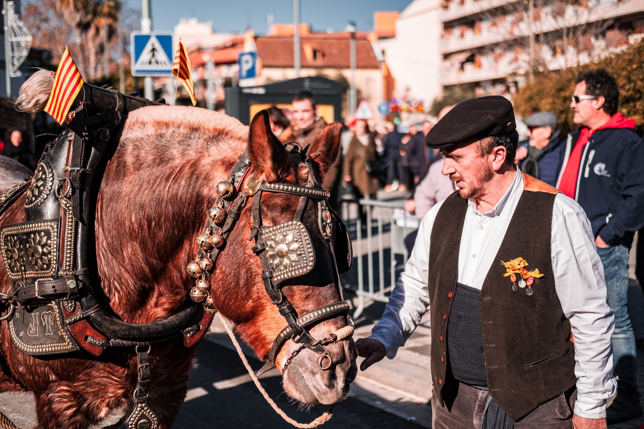 Passen els Tres Tombs pels carrers de Cerdanyola. FOTO: Ale Gómez