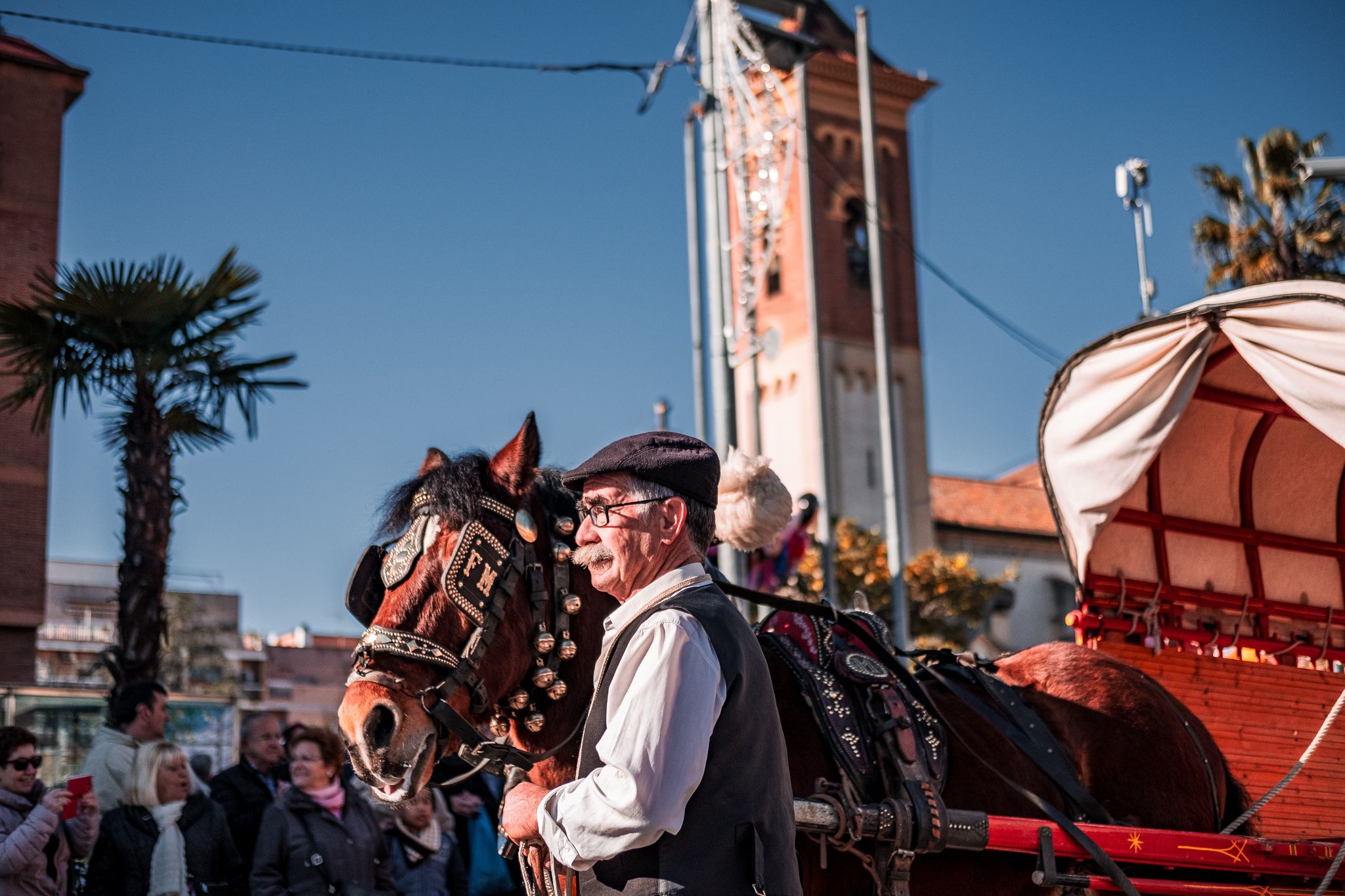 Passen els Tres Tombs pels carrers de Cerdanyola. FOTO: Ale Gómez