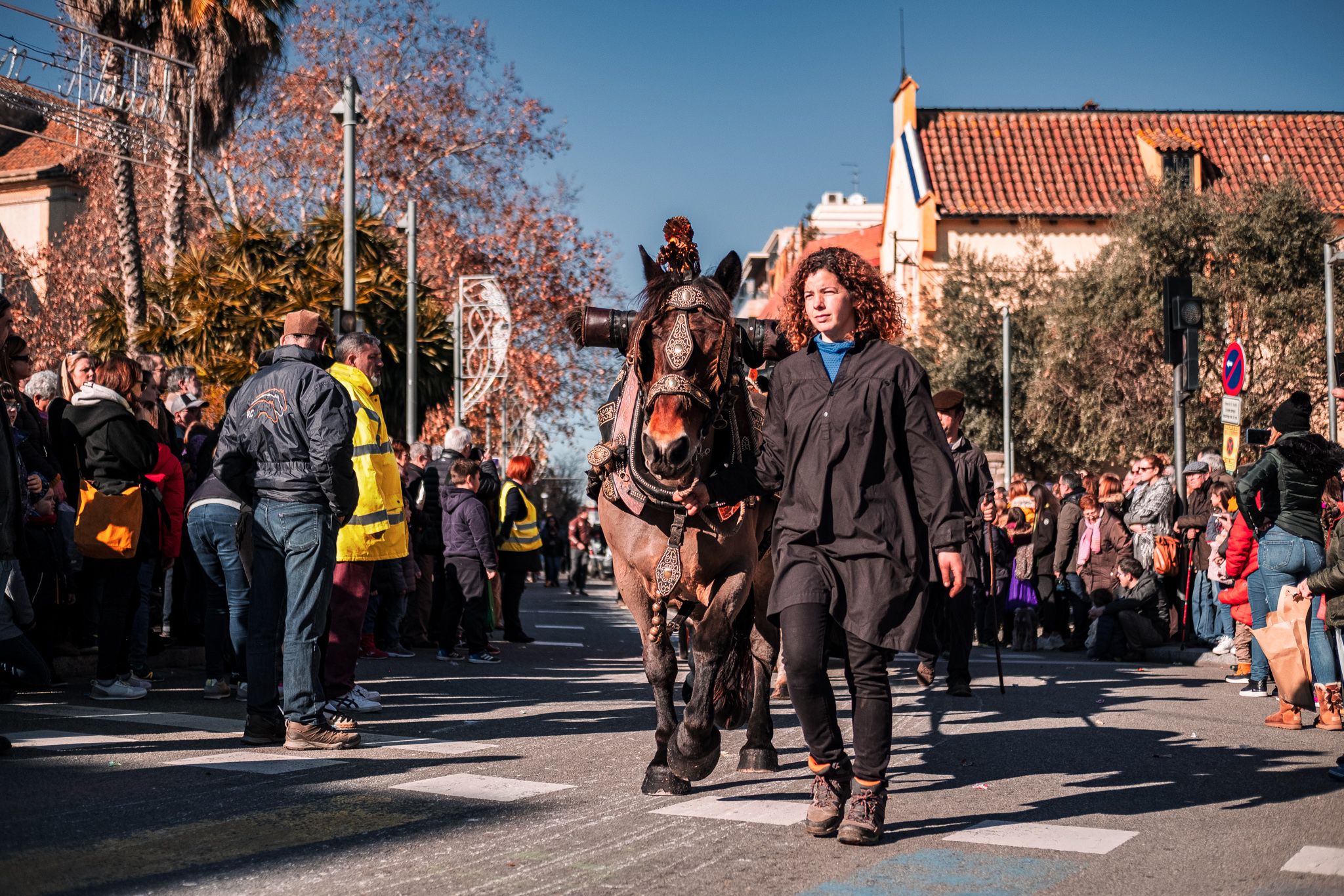 Passen els Tres Tombs pels carrers de Cerdanyola. FOTO: Ale Gómez