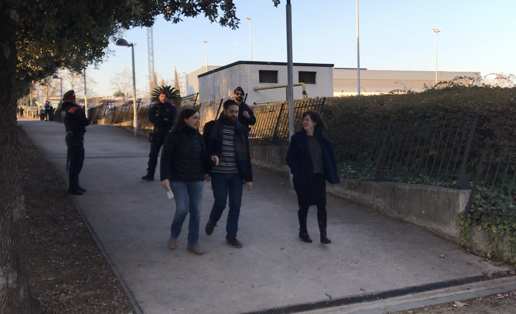 Laura Solà i Elvi Vila a la seva sortida de la comissaria dels Mossos d'Esquadra. FOTO: Mónica García